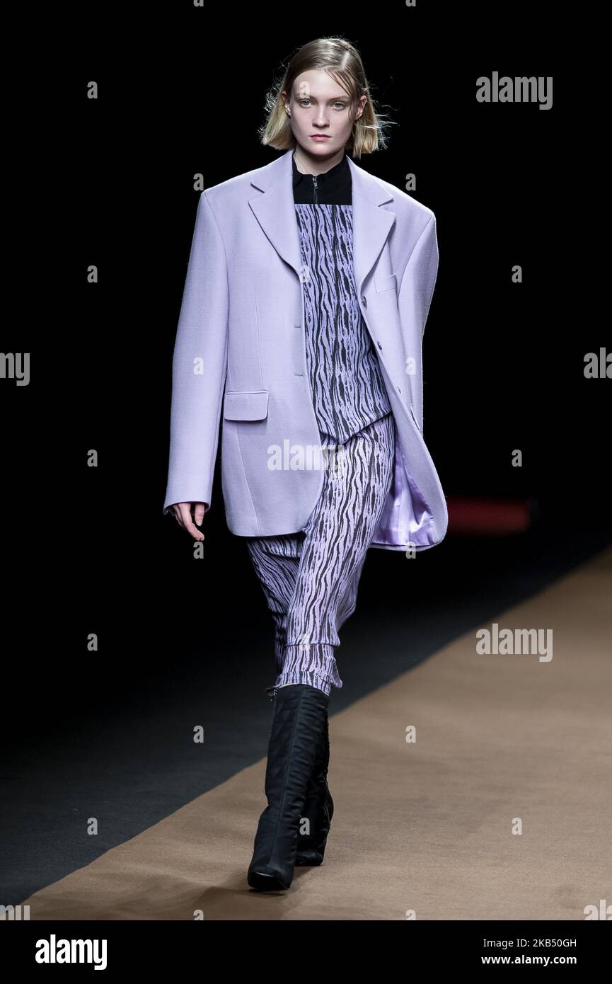 Un modello cammina sulla pista alla sfilata di moda Duarte durante la Mercedes Benz Fashion Week Autunno/Inverno 2019-2020 a Ifema a Madrid, Spagna. Gennaio 27, 2018. (Foto di BorjaB.Hojas/COOLMedia/NurPhoto) Foto Stock