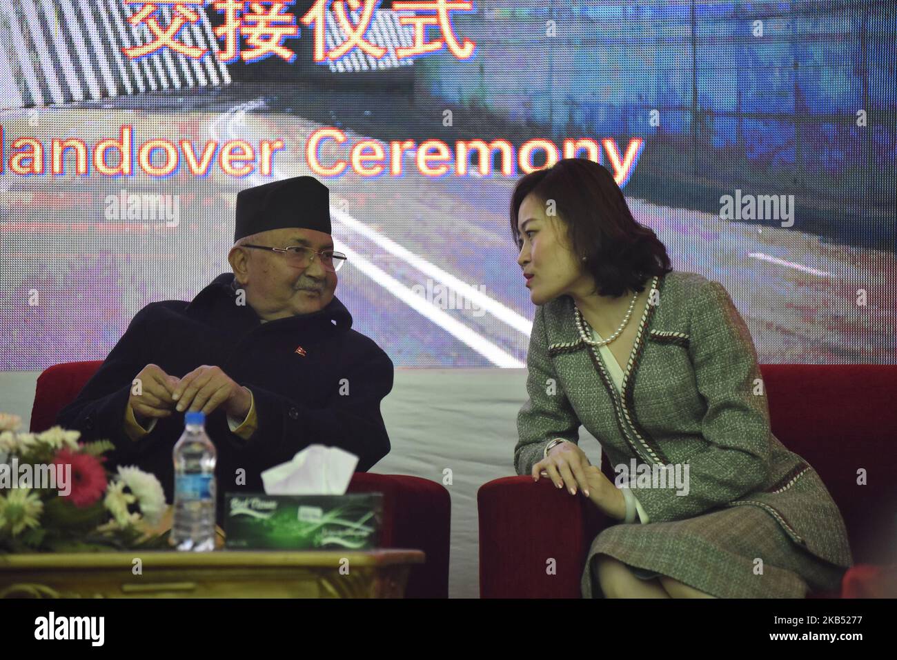 Il primo ministro del Nepal KP Sharma Oli e l'ambasciatore cinese in Nepal Hou Yanqi colloqui durante la cerimonia di consegna della Cina ha aiutato Kathmandu progetto di miglioramento della circonvallazione stradale a Kathmandu, Nepal Lunedi, 28 gennaio 2019. Kalanki a Koteshwor Kathmandu progetto di miglioramento della circonvallazione con la lunghezza totale di 10,4km, inaugurato congiuntamente dal primo ministro KP Sharma oli e dall'ambasciatore cinese in Nepal Hou Yanqi. (Foto di Narayan Maharjan/NurPhoto) Foto Stock