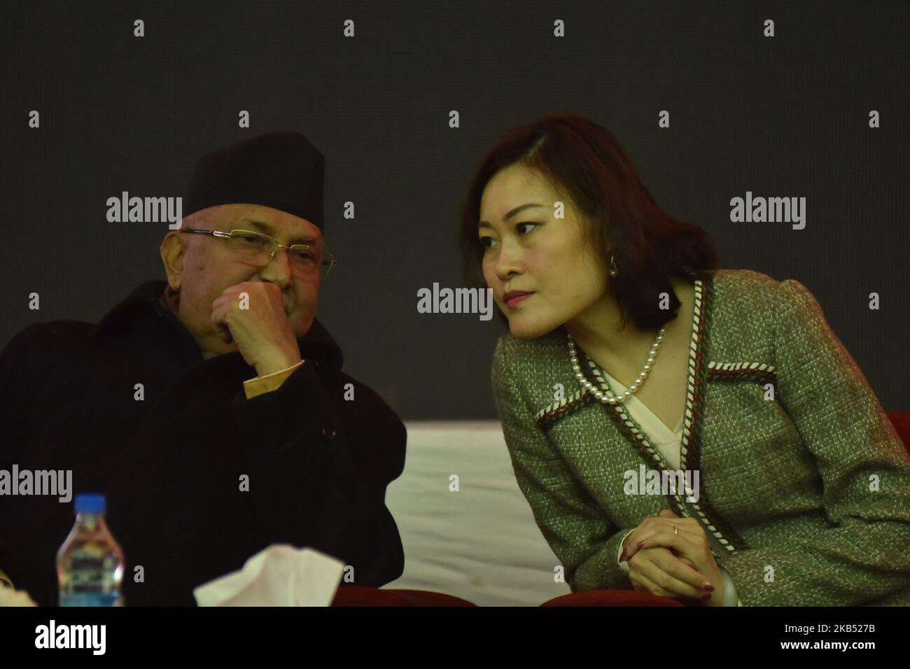 Il primo ministro del Nepal KP Sharma Oli e l'ambasciatore cinese in Nepal Hou Yanqi colloqui durante la cerimonia di consegna della Cina ha aiutato Kathmandu progetto di miglioramento della circonvallazione stradale a Kathmandu, Nepal Lunedi, 28 gennaio 2019. Kalanki a Koteshwor Kathmandu progetto di miglioramento della circonvallazione con la lunghezza totale di 10,4km, inaugurato congiuntamente dal primo ministro KP Sharma oli e dall'ambasciatore cinese in Nepal Hou Yanqi. (Foto di Narayan Maharjan/NurPhoto) Foto Stock