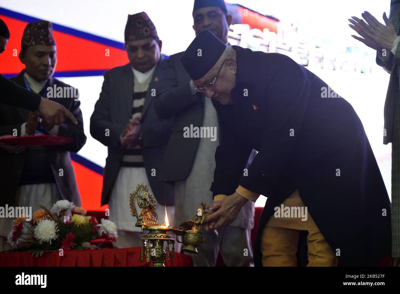 Il primo ministro del Nepal KP Sharma oli inaugura il programma accendendo la lampada durante la cerimonia di consegna del progetto di miglioramento della circonvallazione cinese Kathmandu a Kathmandu, Nepal, lunedì 28 gennaio 2019. Kalanki a Koteshwor Kathmandu progetto di miglioramento della circonvallazione con la lunghezza totale di 10,4km, inaugurato congiuntamente dal primo ministro KP Sharma oli e dall'ambasciatore cinese in Nepal Hou Yanqi. (Foto di Narayan Maharjan/NurPhoto) Foto Stock