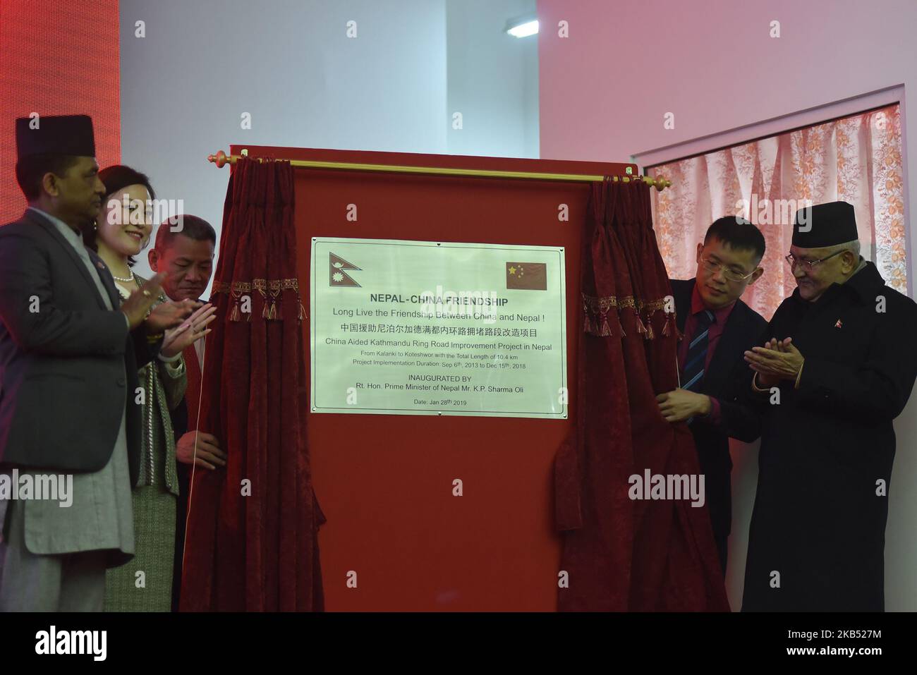 Il primo ministro del Nepal KP Sharma Oli e l'ambasciatore cinese in Nepal Hou Yanqi hanno collaborato alla cerimonia di consegna della Cina, ha aiutato il progetto di miglioramento della circonvallazione di Kathmandu a Kathmandu, Nepal, lunedì 28 gennaio 2019. Kalanki a Koteshwor Kathmandu progetto di miglioramento della circonvallazione con la lunghezza totale di 10,4km, inaugurato congiuntamente dal primo ministro KP Sharma oli e dall'ambasciatore cinese in Nepal Hou Yanqi. (Foto di Narayan Maharjan/NurPhoto) Foto Stock