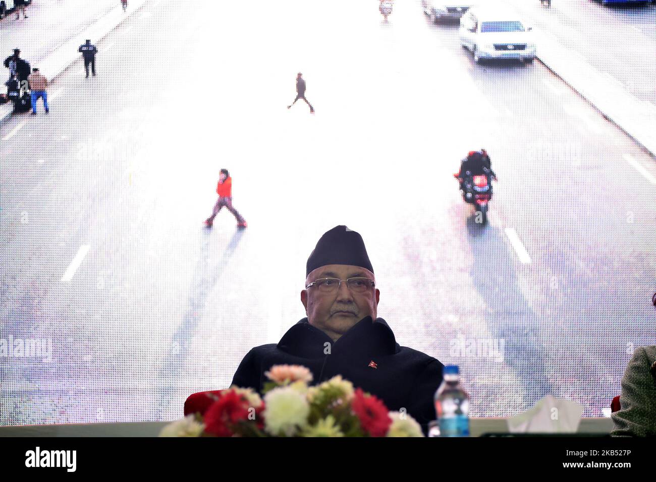 Il primo Ministro KP Sharma oli arriva alla cerimonia di consegna del progetto di miglioramento della circonvallazione cinese Kathmandu a Kathmandu, Nepal, lunedì 28 gennaio 2019. Kalanki a Koteshwor Kathmandu progetto di miglioramento della circonvallazione con la lunghezza totale di 10,4km, inaugurato congiuntamente dal primo ministro KP Sharma oli e dall'ambasciatore cinese in Nepal Hou Yanqi. (Foto di Narayan Maharjan/NurPhoto) Foto Stock