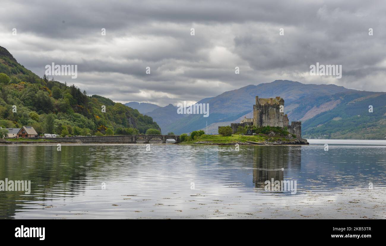 Eilean Donan Castello e l'isola su Loch Long dal Loch Long Bridge Foto Stock