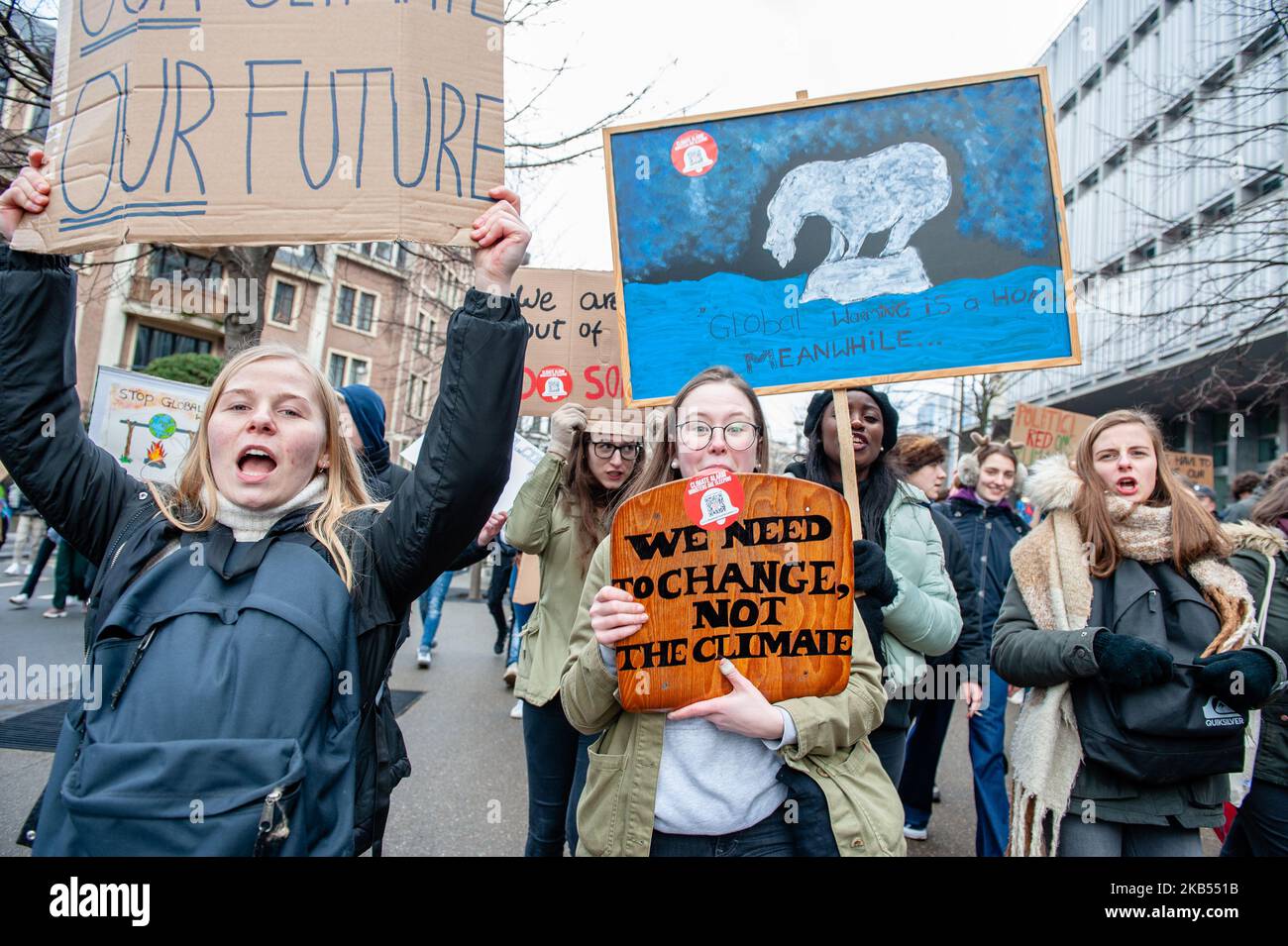 Un gruppo di giovani studenti belgi grida e porta striscioni durante la dimostrazione per una migliore politica climatica a Bruxelles, il 31 gennaio 2019 . (Foto di Romy Arroyo Fernandez/NurPhoto) Foto Stock