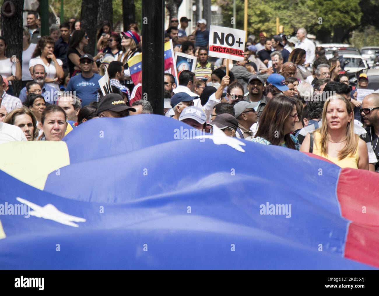 I manifestanti dell'opposizione partecipano alla protesta contro il governo del presidente Nicolas Maduro, chiamato dal leader dell'opposizione e autoproclamato "presidente in carica" Juan Guaido, a Caracas, in Venezuela, il 30 gennaio 2019. Il presidente venezuelano Nicolas Maduro ha colpito mercoledì ai mercenari militari, dice che cospirano per dividere le forze armate e per apporre un colpo di stato mentre l'opposizione ha pianificato una nuova protesta per costringere il leader socialista al potere. (Foto di Elyxandro Cegarra/NurPhoto) Foto Stock