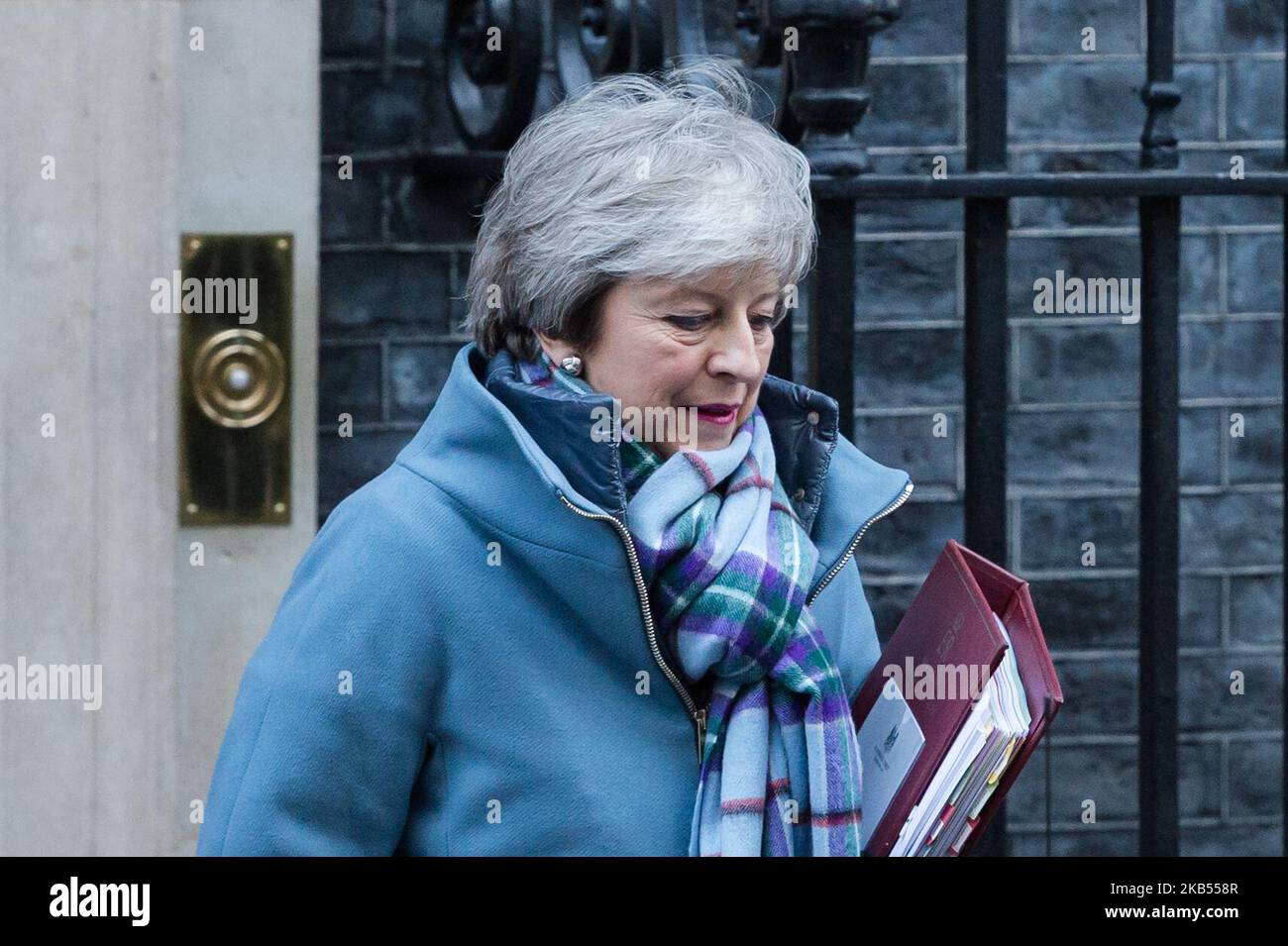 Il primo ministro britannico Theresa May lascia il 10 Downing Street nel centro di Londra, Regno Unito, il 30 gennaio 2019, per la sessione settimanale di PMQ alla Camera dei Comuni. In seguito al risultato del voto di ieri in seno ai Comuni sugli emendamenti al "piano Brexit B” del governo, Theresa May ha tempo fino al 13 febbraio per cercare di negoziare accordi alternativi al sostegno irlandese con l'UE e riportare il piano ai Comuni per un altro voto. (Foto di Wiktor Szymanowicz/NurPhoto) Foto Stock