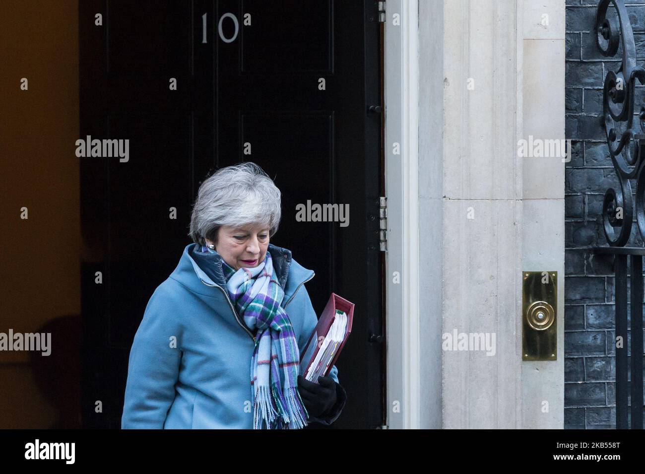 Il primo ministro britannico Theresa May lascia il 10 Downing Street nel centro di Londra, Regno Unito, il 30 gennaio 2019, per la sessione settimanale di PMQ alla Camera dei Comuni. In seguito al risultato del voto di ieri in seno ai Comuni sugli emendamenti al "piano Brexit B” del governo, Theresa May ha tempo fino al 13 febbraio per cercare di negoziare accordi alternativi al sostegno irlandese con l'UE e riportare il piano ai Comuni per un altro voto. (Foto di Wiktor Szymanowicz/NurPhoto) Foto Stock