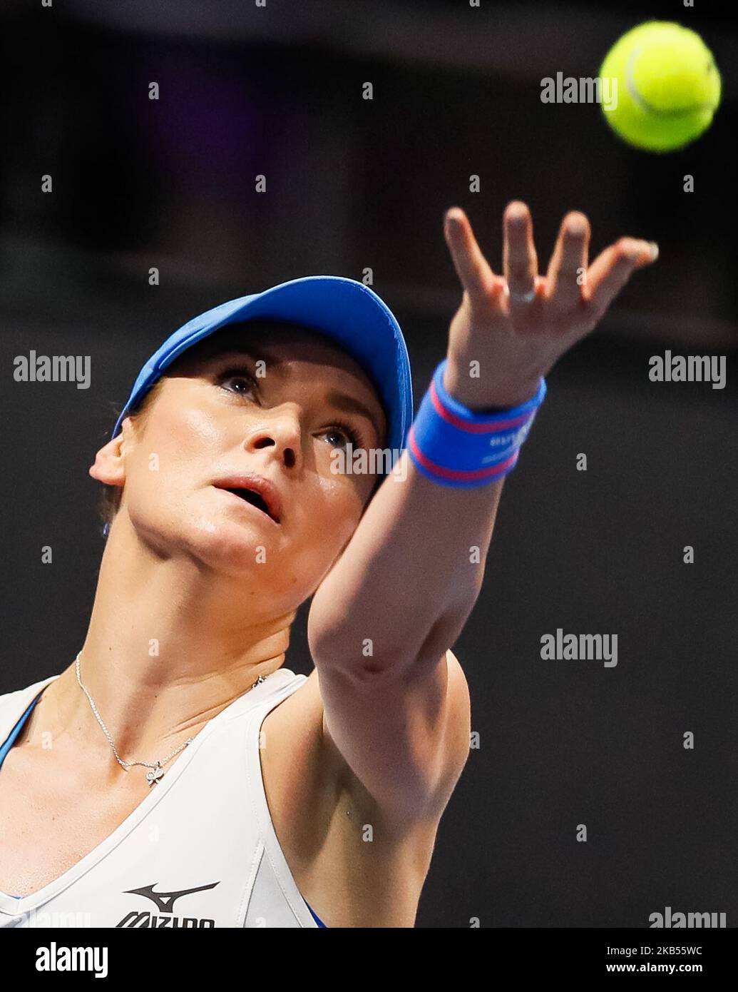 Tereza Martincova della Repubblica Ceca serve la palla durante la partita di tennis del WTA St. Petersburg Ladies Trophy 2019 contro Ekaterina Alexandrova della Russia il 31 gennaio 2019 a San Pietroburgo, Russia. (Foto di Mike Kireev/NurPhoto) Foto Stock