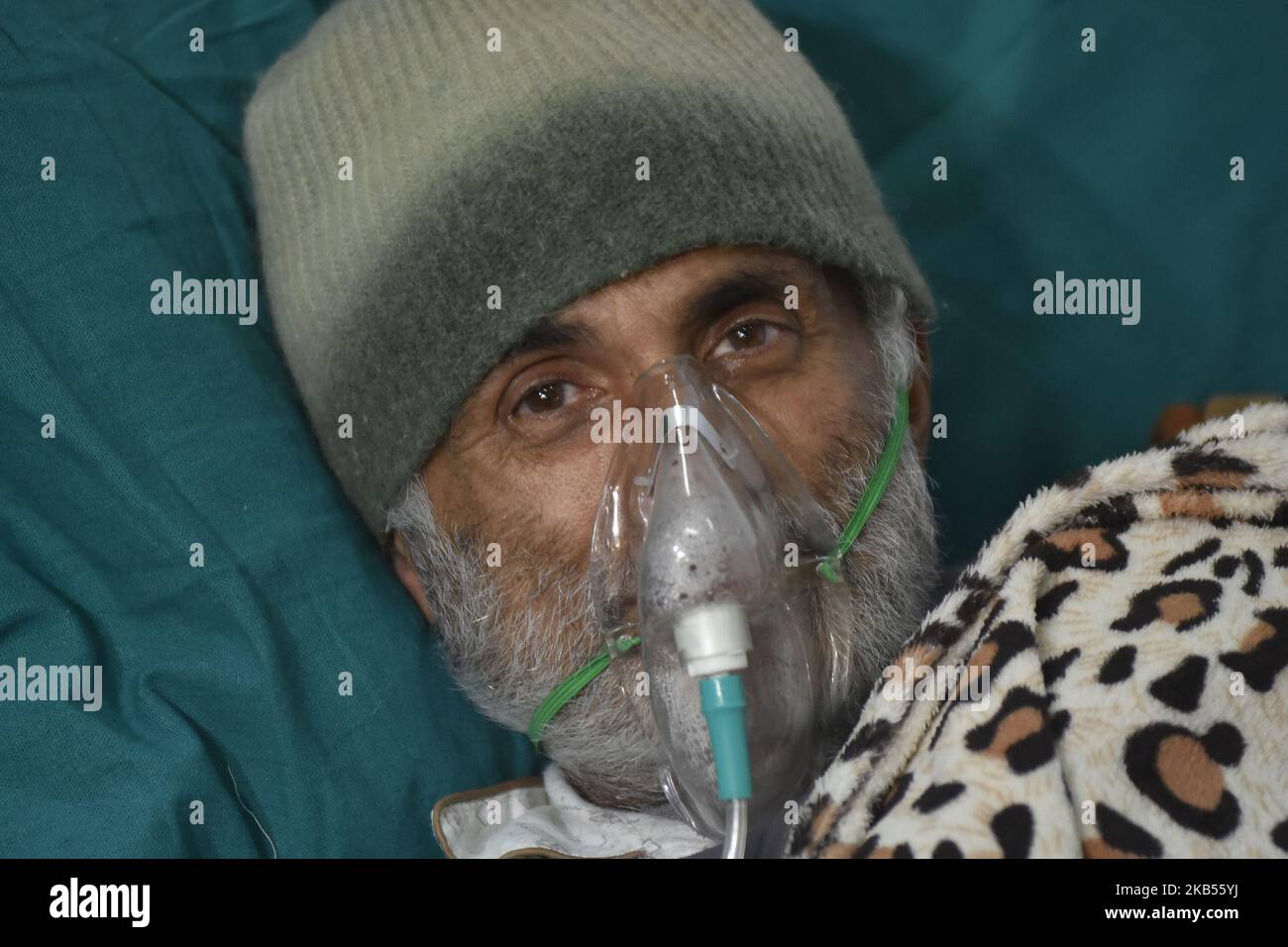 Il Dr. Govinda KC termina 16th sciopero della fame il 24th° giorno di venerdì 01 febbraio 2019 bevendo succo di frutta congiuntamente dalla spazzatrice ospedaliera Amrit Pujari, ex capo di giustizia della Corte Suprema del Nepal Sushila Karki e Un ex presidente della Camera dei rappresentanti Daman Nath Dhungana all'Ospedale dell'insegnamento, Kathmandu, Nepal. Il KC è in sciopero della fame nel 16th che richiede riforme nell'educazione medica del Nepal e azioni contro i funzionari corrotti e la mafia medica. Il Dott. Govinda K.C. è un chirurgo ortopedico dal Nepal. (Foto di Narayan Maharjan/NurPhoto) Foto Stock