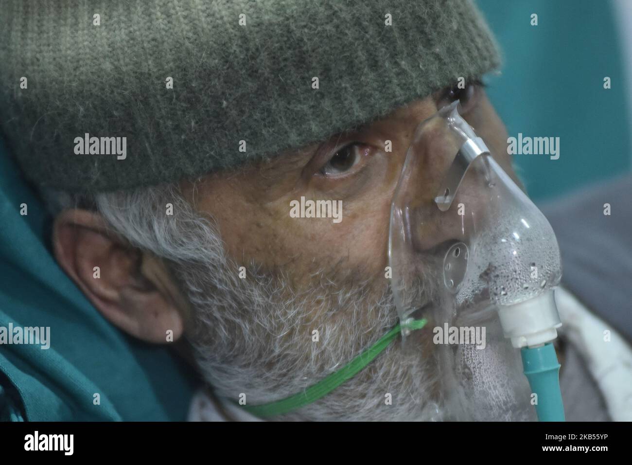 Il Dr. Govinda KC termina 16th sciopero della fame il 24th° giorno di venerdì 01 febbraio 2019 bevendo succo di frutta congiuntamente dalla spazzatrice ospedaliera Amrit Pujari, ex capo di giustizia della Corte Suprema del Nepal Sushila Karki e Un ex presidente della Camera dei rappresentanti Daman Nath Dhungana all'Ospedale dell'insegnamento, Kathmandu, Nepal. Il KC è in sciopero della fame nel 16th che richiede riforme nell'educazione medica del Nepal e azioni contro i funzionari corrotti e la mafia medica. Il Dott. Govinda K.C. è un chirurgo ortopedico dal Nepal. (Foto di Narayan Maharjan/NurPhoto) Foto Stock