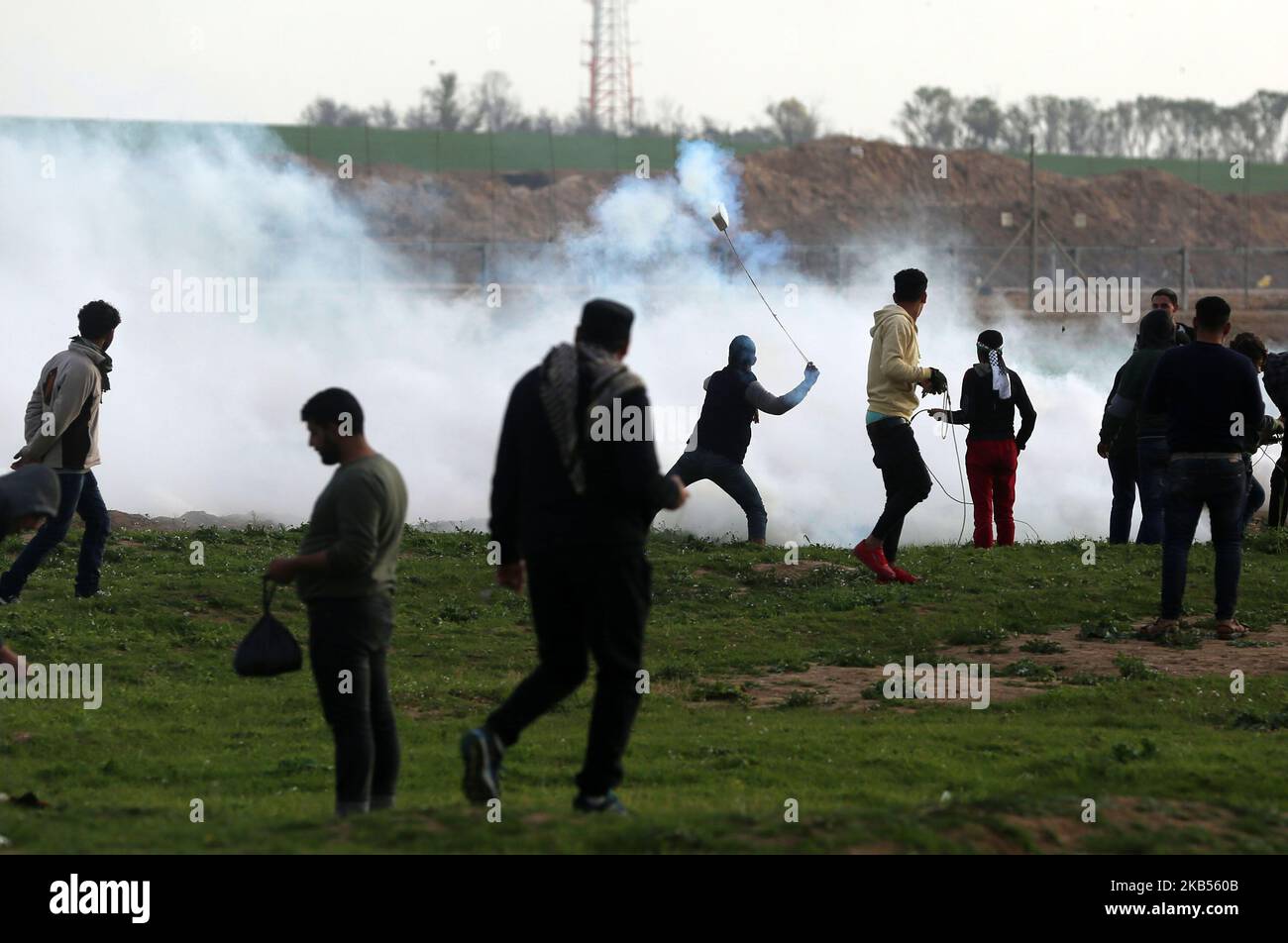 Un dimostratore palestinese lancia un barattolo di gas lacrimogeno sparato dalle forze israeliane durante una protesta contro la barriera di confine Israele-Gaza, nella parte orientale di Gaza il 1 febbraio 2019. (Foto di Majdi Fathi/NurPhoto) Foto Stock