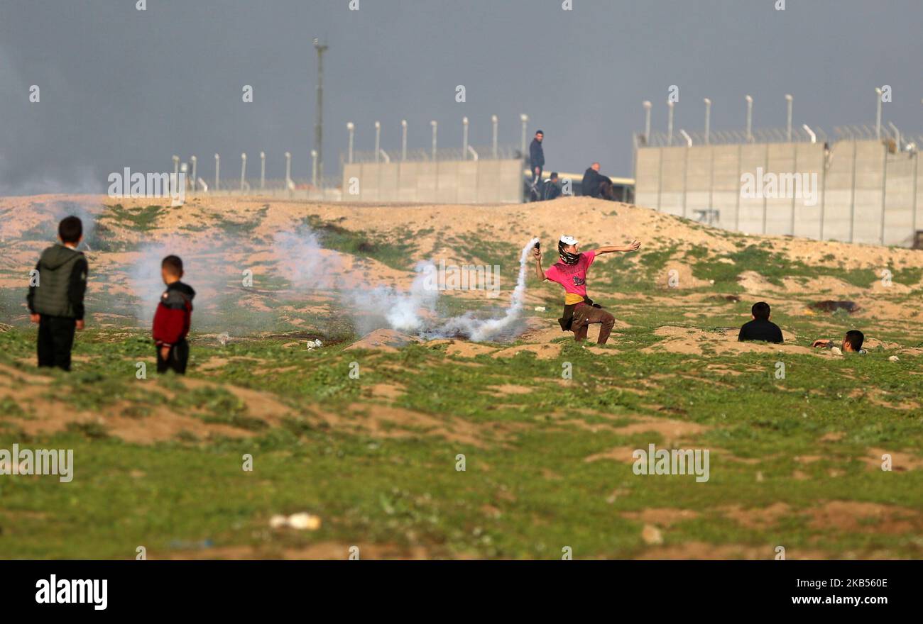 Un dimostratore palestinese lancia un barattolo di gas lacrimogeno sparato dalle forze israeliane durante una protesta contro la barriera di confine Israele-Gaza, nella parte orientale di Gaza il 1 febbraio 2019. (Foto di Majdi Fathi/NurPhoto) Foto Stock