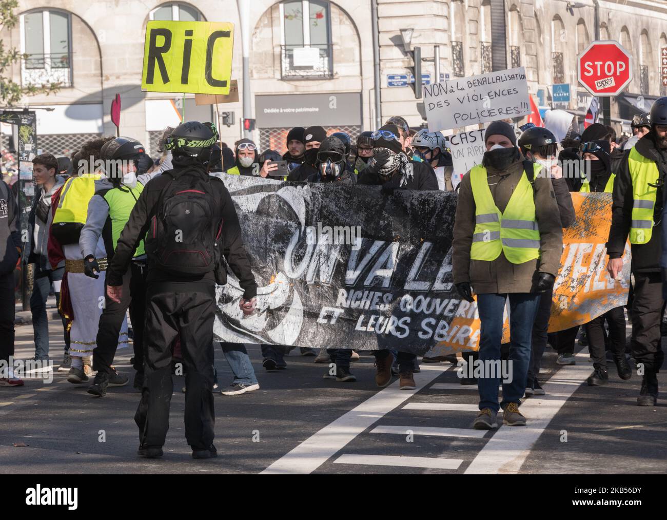 Circa 3.000 giubbotti gialli (Gilets Jaunes) si sono manifestati nel centro di Nantes, Francia, il 2 febbraio 2019. Per questa 12th settimana, i giubbotti gialli stavano denunciando l'aumento il 1st febbraio, i prezzi di centinaia di prodotti di consumo, così come i pedaggi autostradali.oltre a queste questioni di potere d'acquisto, mentre il Consiglio di Stato rifiuta di sospendere l'uso di Defense Ball Launchers (LBD) durante le proteste, Dimostrando in omaggio a coloro che sono stati feriti dalla polizia dall'inizio del movimento. Scontri scoppiati con la polizia durante la dimostrazione. (Foto di Estelle Ruiz/NurPhoto) Foto Stock