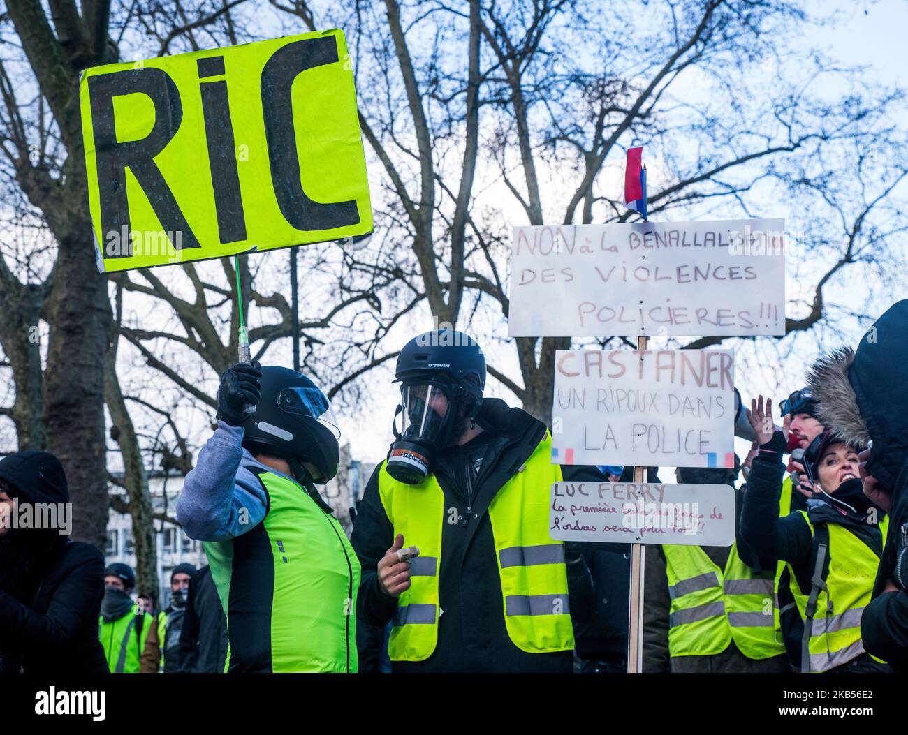Un uomo cammina tenendo un casco sul quale è scritto RIC a Nantes, Francia, il 2 febbraio 2019. Per questa 12th settimana, i giubbotti gialli stavano denunciando l'aumento il 1st febbraio, i prezzi di centinaia di prodotti di consumo, così come i pedaggi autostradali.oltre a queste questioni di potere d'acquisto, mentre il Consiglio di Stato rifiuta di sospendere l'uso di Defense Ball Launchers (LBD) durante le proteste, Dimostrando in omaggio a coloro che sono stati feriti dalla polizia dall'inizio del movimento. Scontri scoppiati con la polizia durante la dimostrazione. (Foto di Estelle Ruiz/NurPhoto) Foto Stock