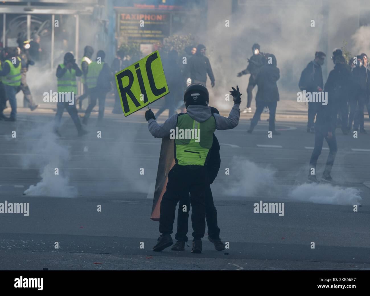 Un uomo cammina tenendo un casco sul quale è scritto RIC a Nantes, Francia, il 2 febbraio 2019. Per questa 12th settimana, i giubbotti gialli stavano denunciando l'aumento il 1st febbraio, i prezzi di centinaia di prodotti di consumo, così come i pedaggi autostradali.oltre a queste questioni di potere d'acquisto, mentre il Consiglio di Stato rifiuta di sospendere l'uso di Defense Ball Launchers (LBD) durante le proteste, Dimostrando in omaggio a coloro che sono stati feriti dalla polizia dall'inizio del movimento. Scontri scoppiati con la polizia durante la dimostrazione. (Foto di Estelle Ruiz/NurPhoto) Foto Stock