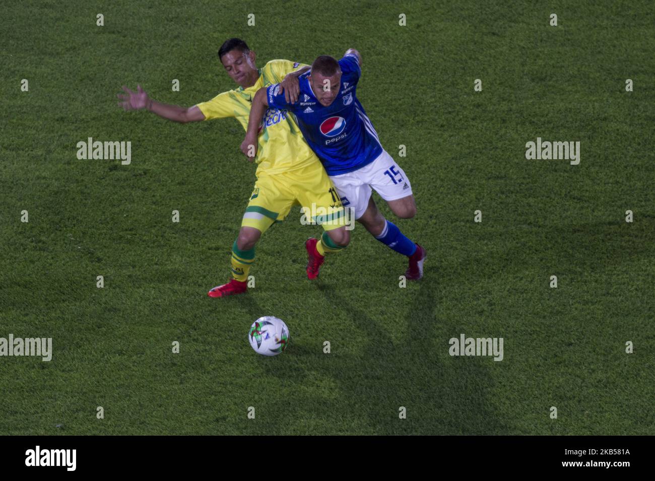 Felipe Jaramillo de Millonarios combatte la palla contro Sergio Romero del Atletico Bucaramanga durante Primera Una partita di calcio della Colombia tra Millonarios e Atletico Bucaramanga allo Stadio Nemesio Camacho di Bogotà, Colombia, il 3 febbraio 2019. (Foto di Daniel Garzon Herazo/NurPhoto) Foto Stock