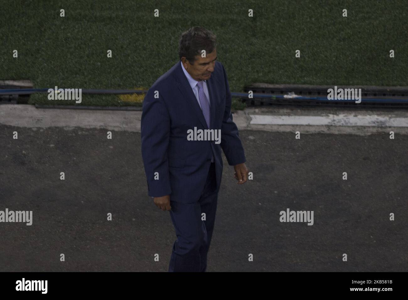 L'arbitro espelle il direttore tecnico di Millonarios, Jorge Luis Pinto durante Primera Una partita di calcio in Colombia tra Millonarios e Atletico Bucaramanga allo Stadio Nemesio Camacho di Bogotà, Colombia, il 3 febbraio 2019. (Foto di Daniel Garzon Herazo/NurPhoto) Foto Stock