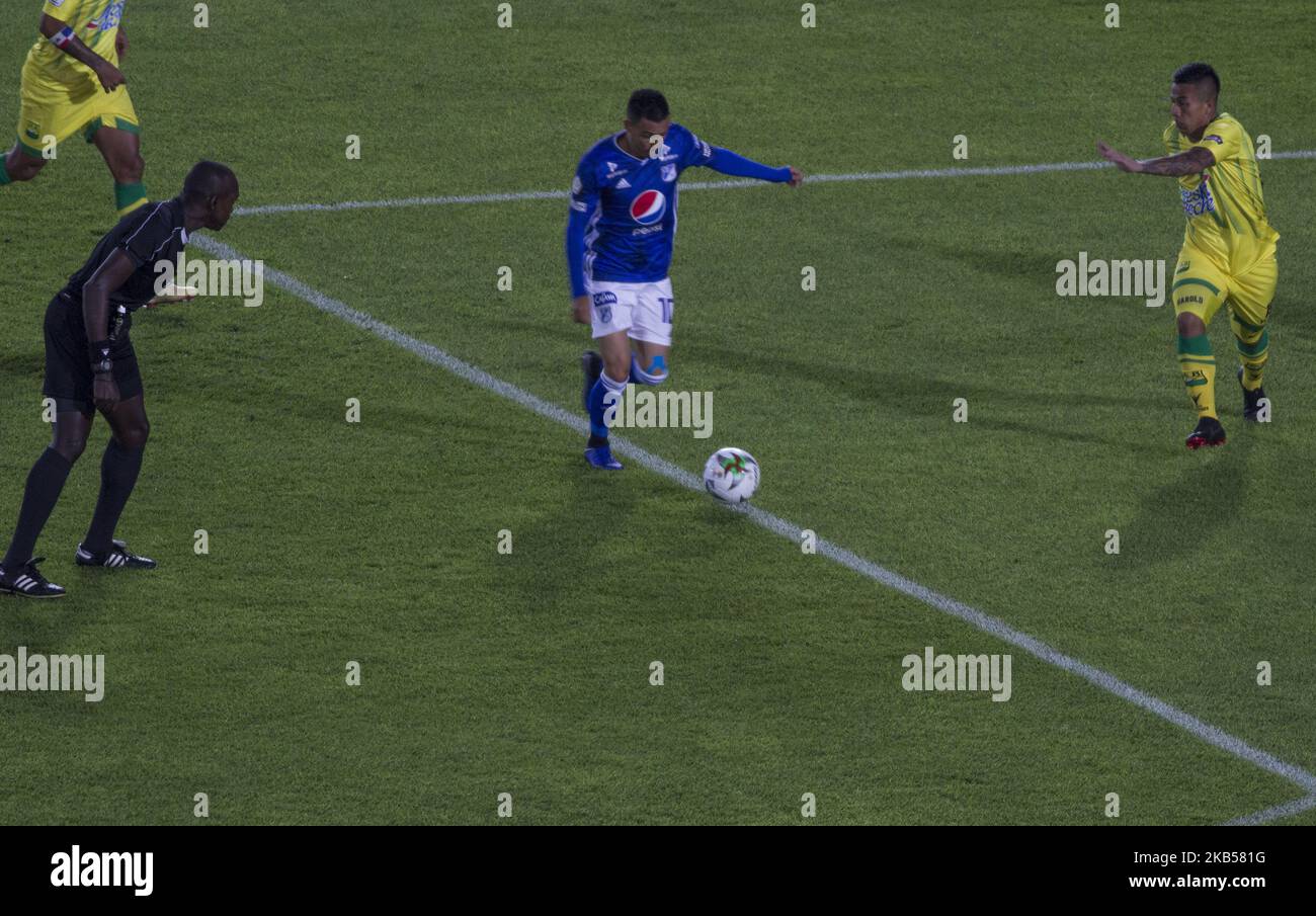 Santiago Montoya de Millonarios controlla la palla in gioco contro Atletico Bucaramanga durante Primera Una partita di calcio Colombia tra Millonarios e Atletico Bucaramanga allo Stadio Nemesio Camacho di Bogotà, Colombia, il 3 febbraio 2019. (Foto di Daniel Garzon Herazo/NurPhoto) Foto Stock