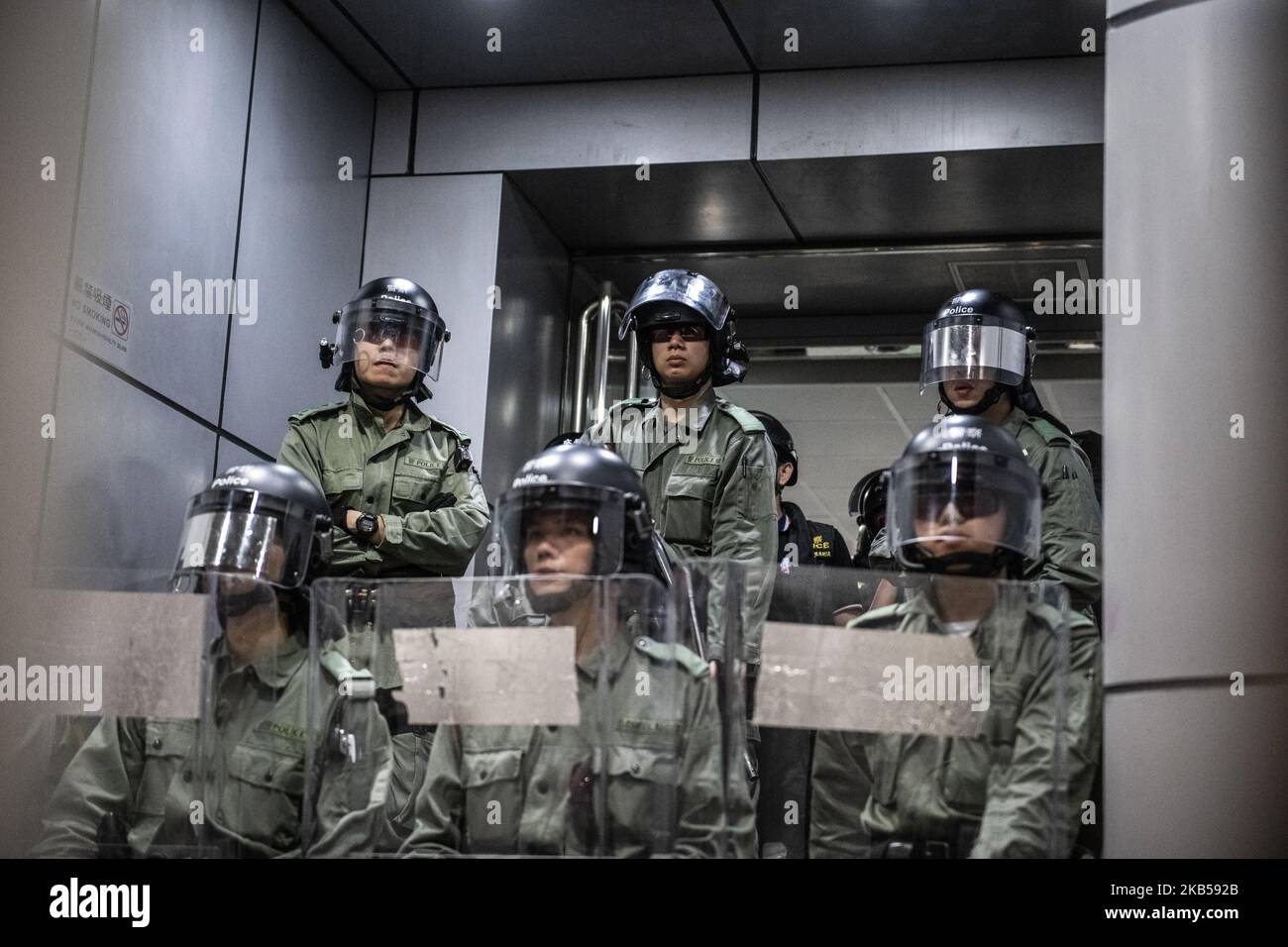 Un ufficiale di polizia è visto in piedi guardia al di fuori di una stazione di polizia a Hong Kong il 4 settembre 2019, i manifestanti circondano la stazione di polizia di Mong Kok stasera -- punti di protesta laser a funzionari di polizia. (Foto di Vernon Yuen/NurPhoto) Foto Stock