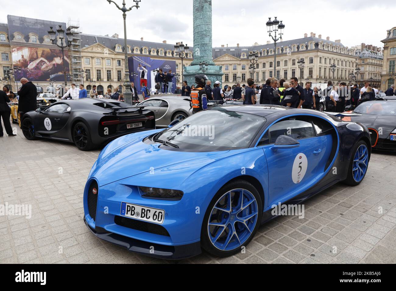 In occasione di 110 anni di Bugatti, 23 proprietari di Chiron e Veyron viaggiano attraverso la Francia fino al loro stabilimento di assemblaggio a Molsheim. Qui le vetture hanno riunito Place Vendome a Parigi, in Francia, il 29 agosto 2019. (Foto di Mehdi Taamallah/ Nurphoto) Foto Stock