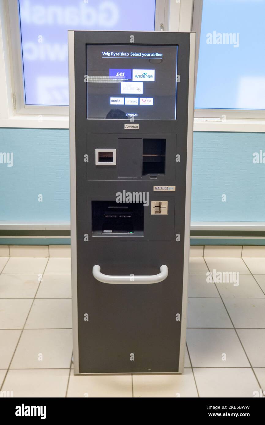 Check-in self-service all'interno della sala partenze, terminal dell'aeroporto internazionale di Alesund AES ENAL, Vigra, che serve la città di Alesund nella contea di More og Romsdal, situato sull'isola di Vigra nel comune di Giske, Norvegia il 2 settembre 2019. L'aeroporto effettua voli nazionali e internazionali di linea e stagionali o charter per le vacanze estive verso la destinazione meridionale. (Foto di Nicolas Economou/NurPhoto) Foto Stock