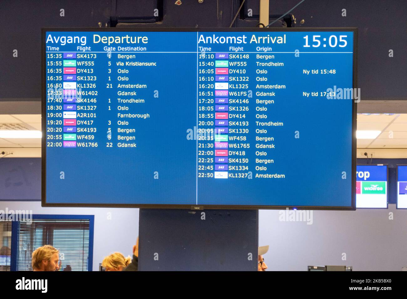 Schermo che mostra gli arrivi e le partenze, all'interno del terminal dell'aeroporto internazionale di Alesund AES ENAL, Vigra, che serve la città di Alesund nella contea di More og Romsdal, situato sull'isola di Vigra nel comune di Giske, Norvegia il 2 settembre 2019. L'aeroporto effettua voli nazionali e internazionali di linea e stagionali o charter per le vacanze estive verso la destinazione meridionale. (Foto di Nicolas Economou/NurPhoto) Foto Stock
