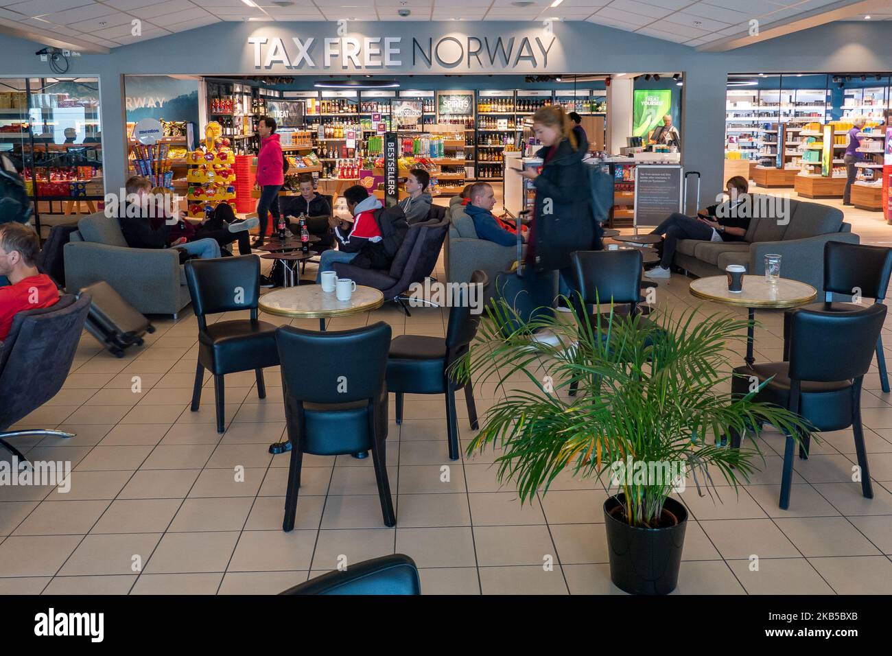 NEGOZIO NORVEGIA ESENTASSE, un negozio esentasse presso la sala delle partenze all'interno del terminal dell'aeroporto internazionale di Alesund AES ENAL, Vigra, che serve la città di Alesund nella contea di More og Romsdal, situato sull'isola di Vigra nel comune di Giske, Norvegia il 2 settembre 2019. L'aeroporto effettua voli nazionali e internazionali di linea e stagionali o charter per le vacanze estive verso la destinazione meridionale. (Foto di Nicolas Economou/NurPhoto) Foto Stock