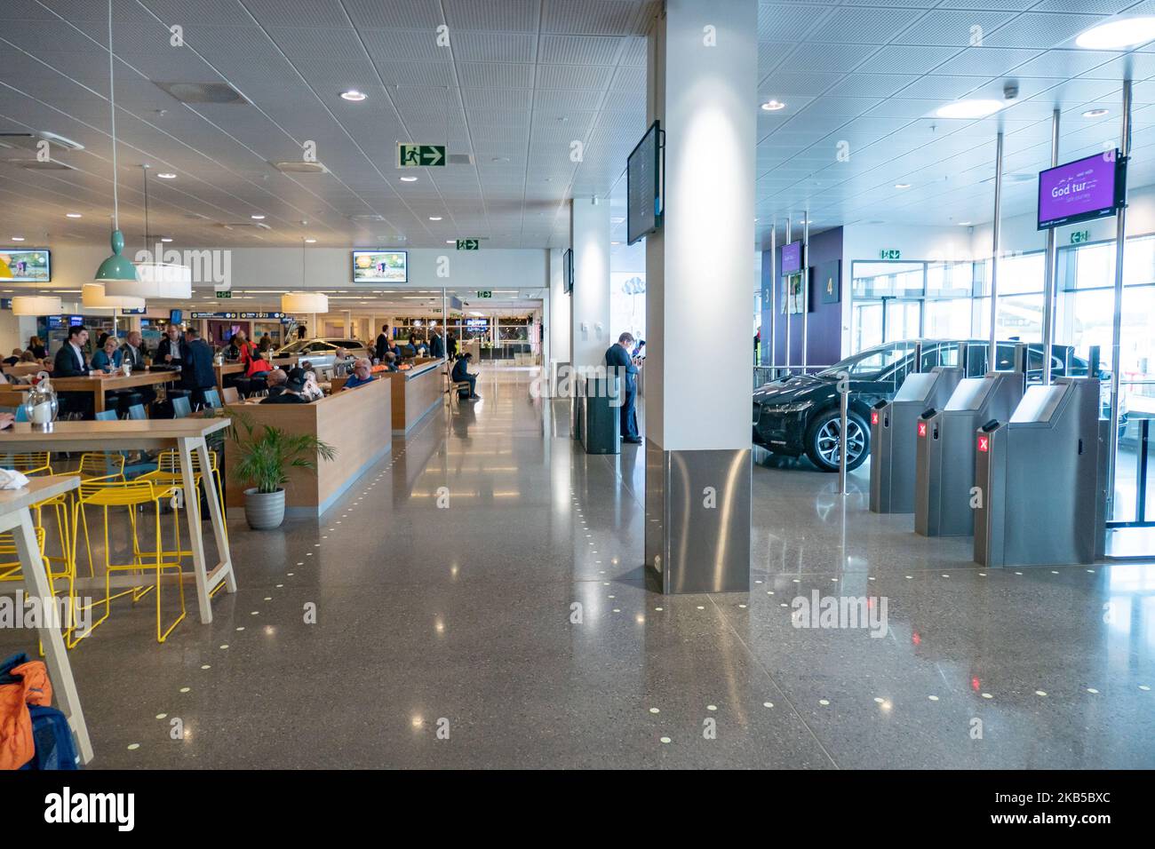 Sala delle partenze internazionali e nazionali e area delle porte dopo il check-in con indicazioni blu con frecce, all'interno del terminal dell'aeroporto internazionale di Alesund AES ENAL, Vigra, che serve la città di Alesund nella contea di More og Romsdal, situato sull'isola di Vigra, nel comune di Giske, Norvegia, il 2 settembre 2019. L'aeroporto effettua voli nazionali e internazionali di linea e stagionali o charter per le vacanze estive verso la destinazione meridionale. (Foto di Nicolas Economou/NurPhoto) Foto Stock