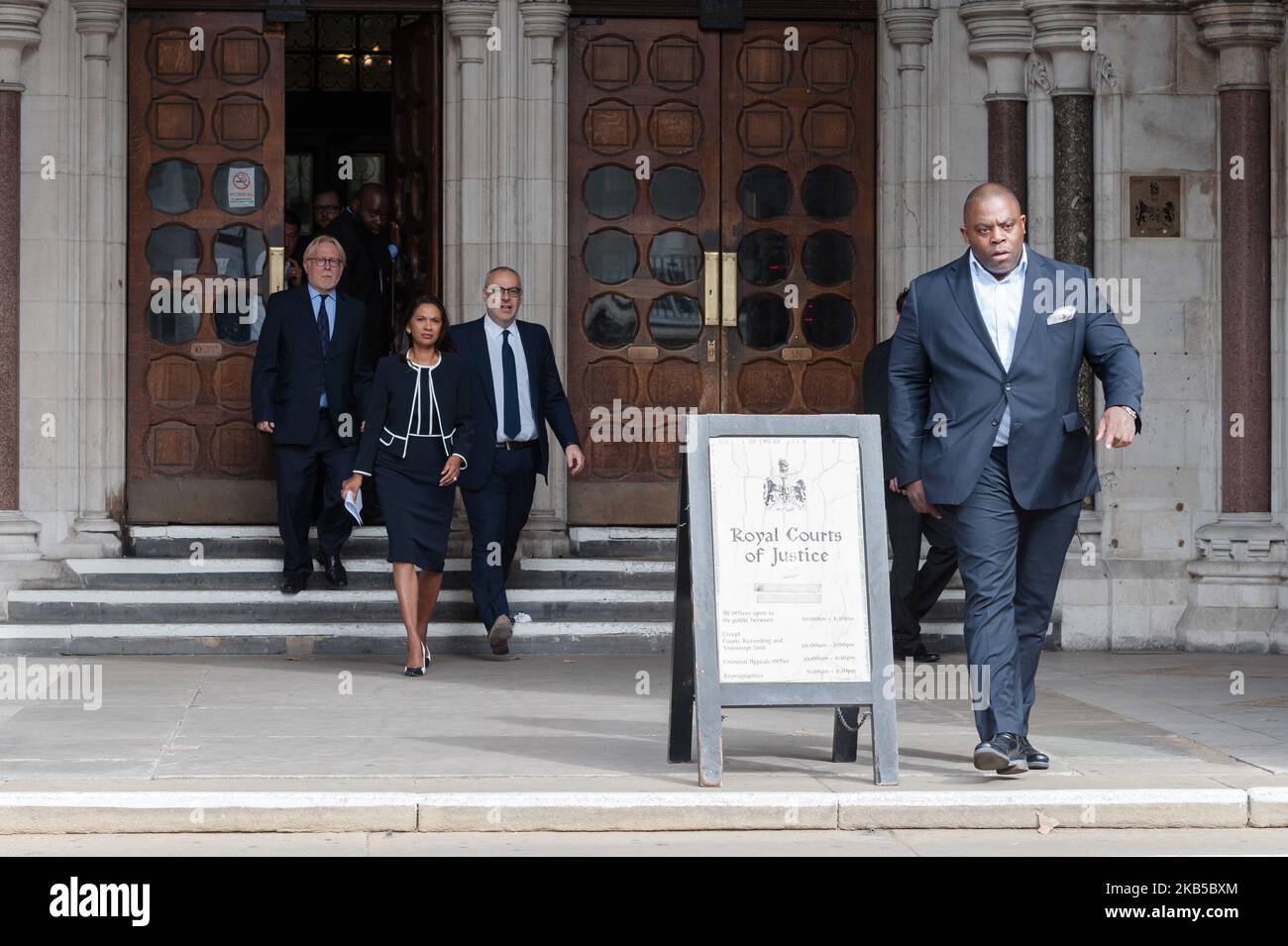 Gina Miller, attivista legale, lascia le Corti reali di Giustizia mentre farà la dichiarazione ai media in seguito all'audizione sulla contestazione legale contro la prerogazione del Parlamento, presentata da lei il 06 settembre 2019 a Londra, Inghilterra. L'alta Corte ha stabilito che il governo del primo ministro Boris Johnson aveva previsto la proroga del Parlamento. (Foto di Wiktor Szymanowicz/NurPhoto) Foto Stock