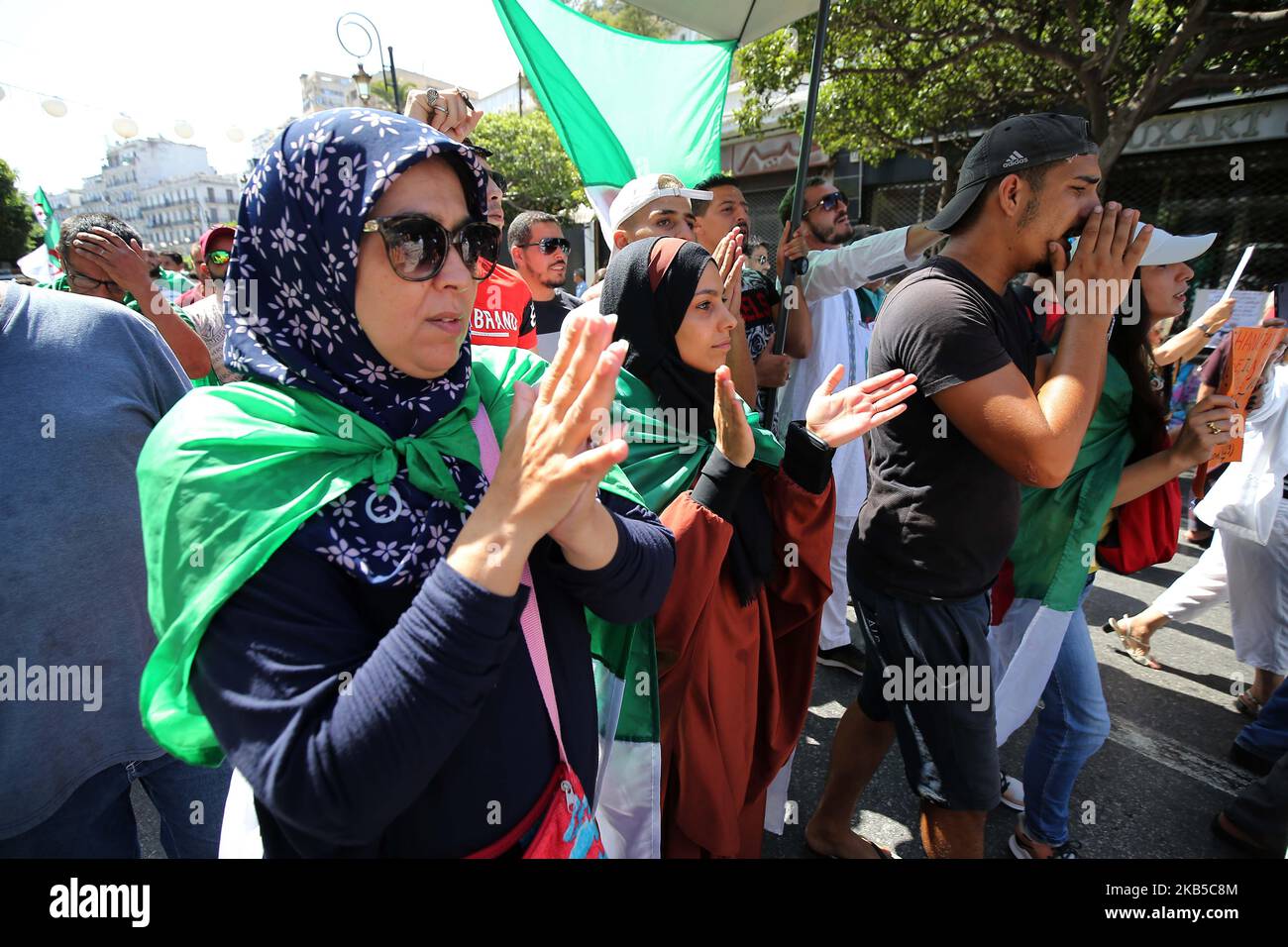 I manifestanti cantano slogan mentre marciano con bandiere nazionali algerine e segni anti-establishment durante una manifestazione contro la classe dominante nella capitale Algeri il 6 settembre 2019, per il 29th° venerdì consecutivo dall'inizio del movimento (Foto di Billal Bensalem/NurPhoto) Foto Stock