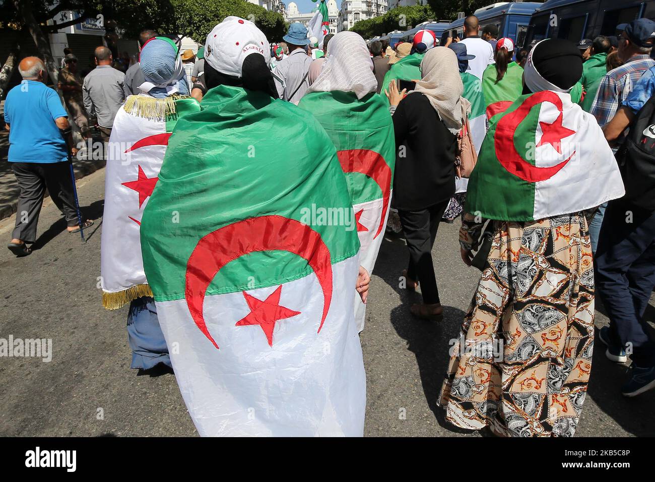 I manifestanti cantano slogan mentre marciano con bandiere nazionali algerine e segni anti-establishment durante una manifestazione contro la classe dominante nella capitale Algeri il 6 settembre 2019, per il 29th° venerdì consecutivo dall'inizio del movimento (Foto di Billal Bensalem/NurPhoto) Foto Stock