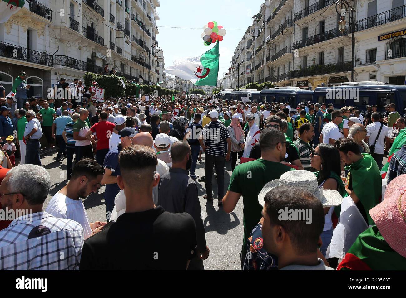 I manifestanti cantano slogan mentre marciano con bandiere nazionali algerine e segni anti-establishment durante una manifestazione contro la classe dominante nella capitale Algeri il 6 settembre 2019, per il 29th° venerdì consecutivo dall'inizio del movimento (Foto di Billal Bensalem/NurPhoto) Foto Stock