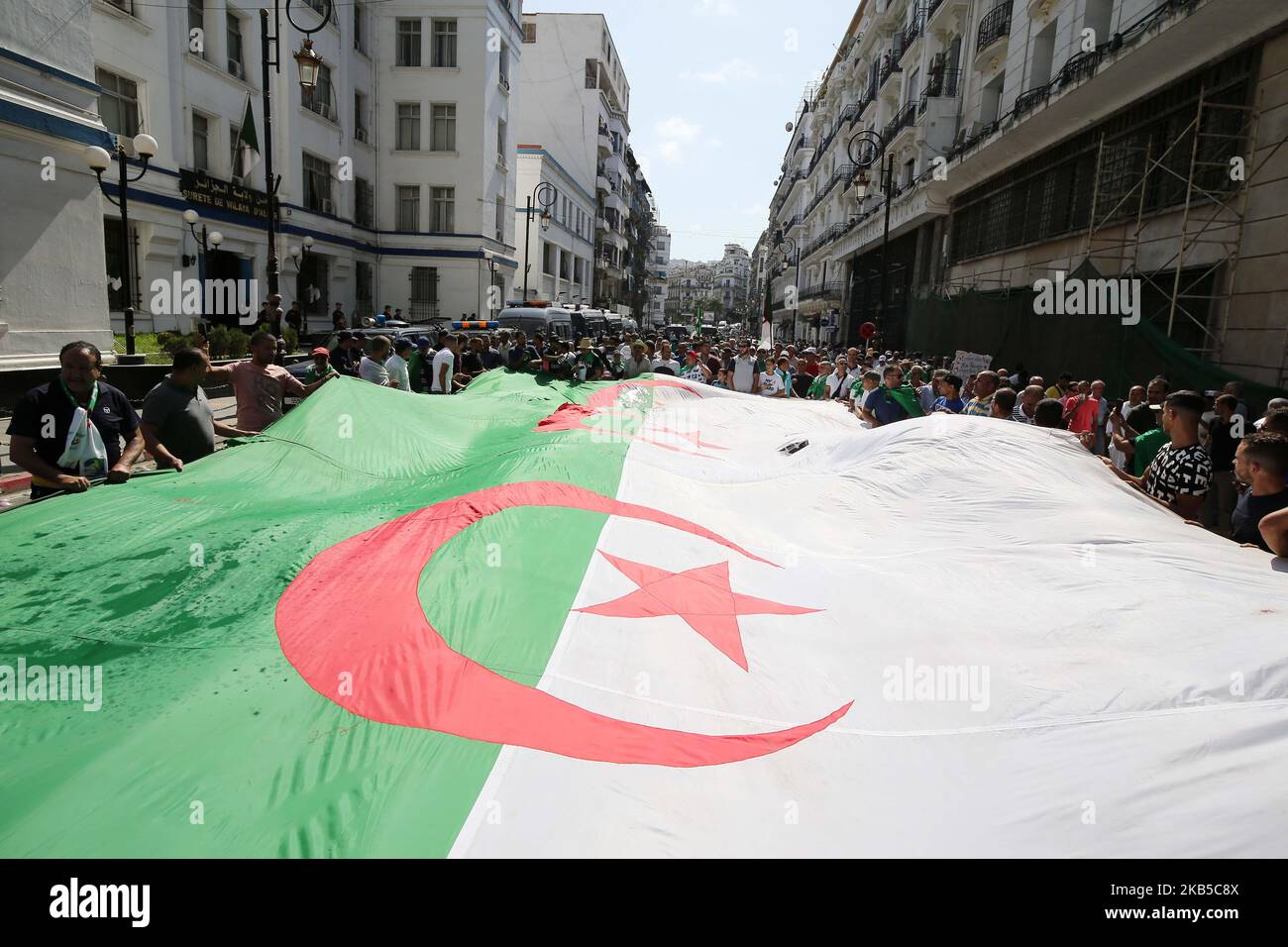 I manifestanti cantano slogan mentre marciano con bandiere nazionali algerine e segni anti-establishment durante una manifestazione contro la classe dominante nella capitale Algeri il 6 settembre 2019, per il 29th° venerdì consecutivo dall'inizio del movimento (Foto di Billal Bensalem/NurPhoto) Foto Stock