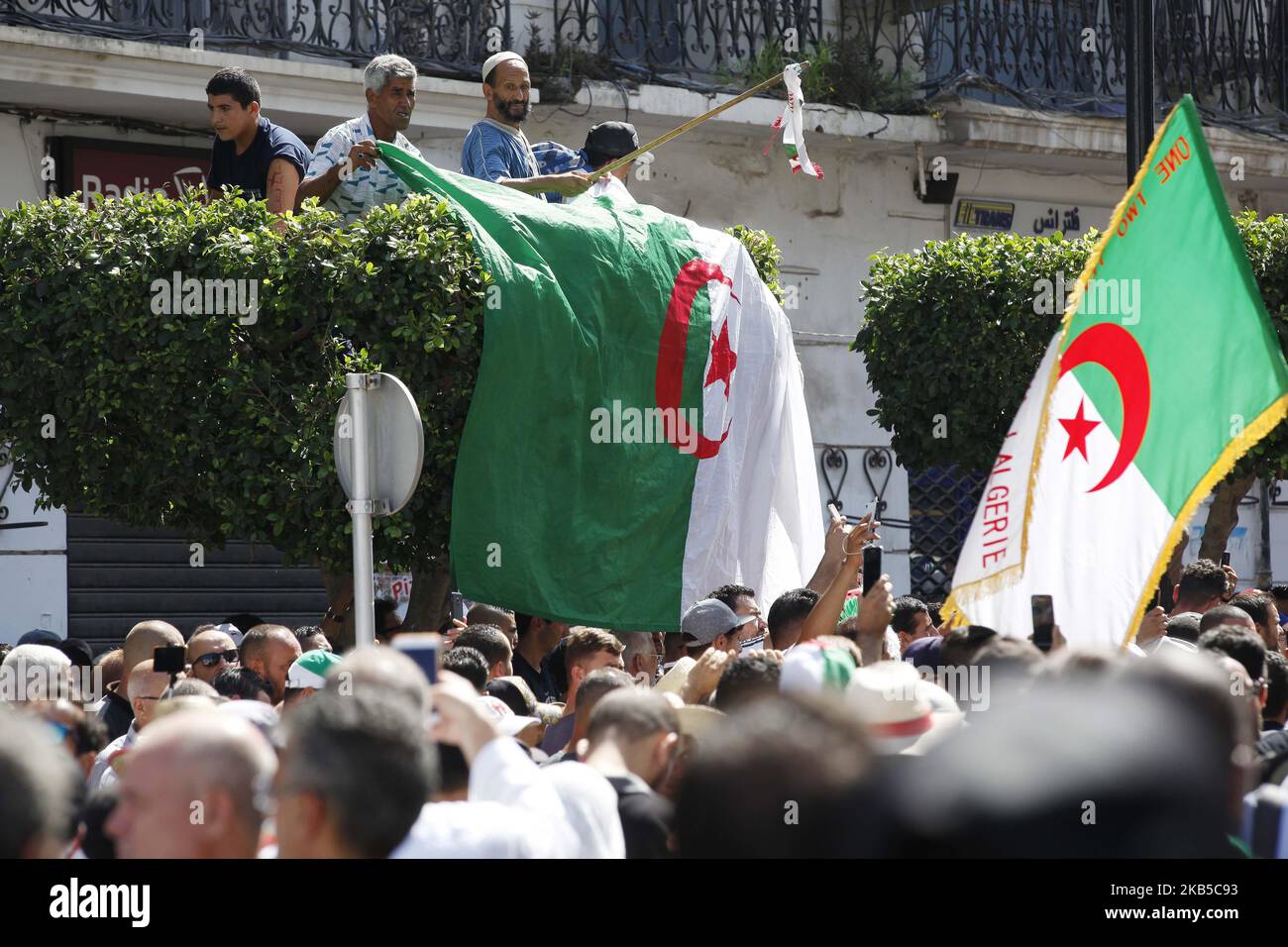 I manifestanti cantano slogan mentre marciano con bandiere nazionali algerine e segni anti-establishment durante una manifestazione contro la classe dominante nella capitale Algeri il 6 settembre 2019, per il 29th° venerdì consecutivo dall'inizio del movimento (Foto di Billal Bensalem/NurPhoto) Foto Stock