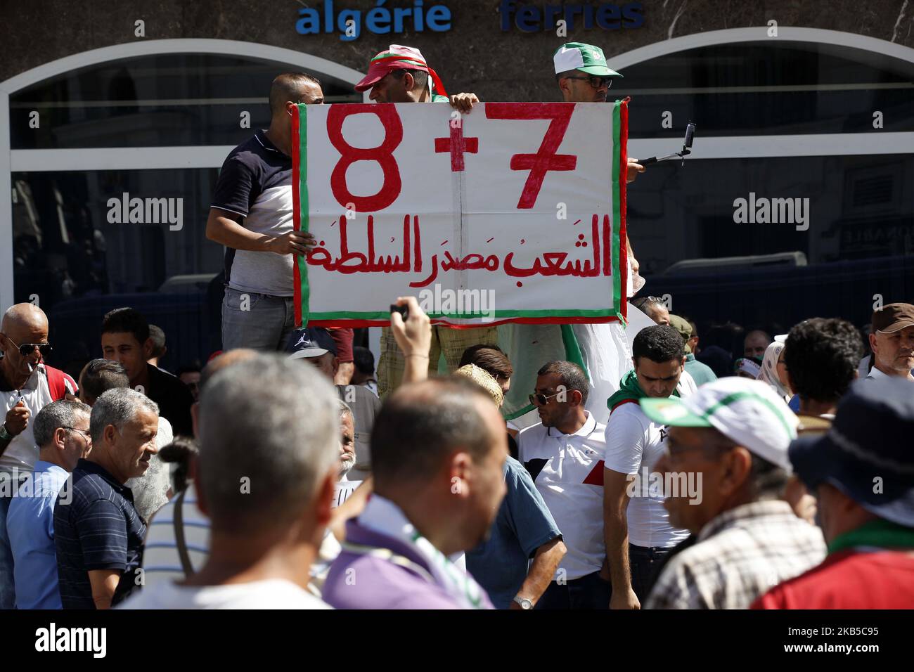 I manifestanti cantano slogan mentre marciano con bandiere nazionali algerine e segni anti-establishment durante una manifestazione contro la classe dominante nella capitale Algeri il 6 settembre 2019, per il 29th° venerdì consecutivo dall'inizio del movimento (Foto di Billal Bensalem/NurPhoto) Foto Stock
