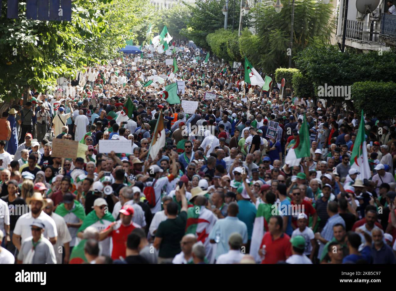 I manifestanti cantano slogan mentre marciano con bandiere nazionali algerine e segni anti-establishment durante una manifestazione contro la classe dominante nella capitale Algeri il 6 settembre 2019, per il 29th° venerdì consecutivo dall'inizio del movimento (Foto di Billal Bensalem/NurPhoto) Foto Stock