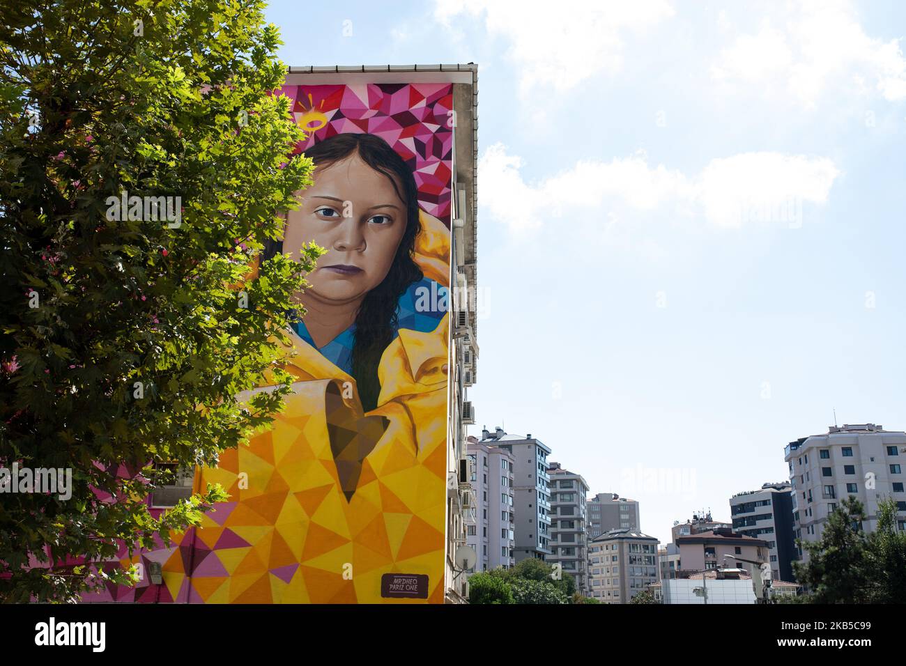 Il ritratto dell'attivista svedese del clima Greta Thunberg è stato dipinto dagli artisti murali portoghesi Dheo e Pariz One su un edificio il 6 settembre 2019 a Istanbul, in Turchia. Thunberg aveva avviato un movimento chiamato ''venerdì per il futuro'' per sottolineare il significato della giustizia climatica e ha ricevuto il sostegno di molti studenti di tutto il mondo, tra cui la Turchia. Ci sono state proteste e scioperi scolastici legati alla giustizia climatica, a seguito degli atti del giovane attivista. Venerdì per la Turchia futura ha condiviso una foto dell'opera con questo messaggio: ''saluti dalle strade di Kadikoy a Gret Foto Stock