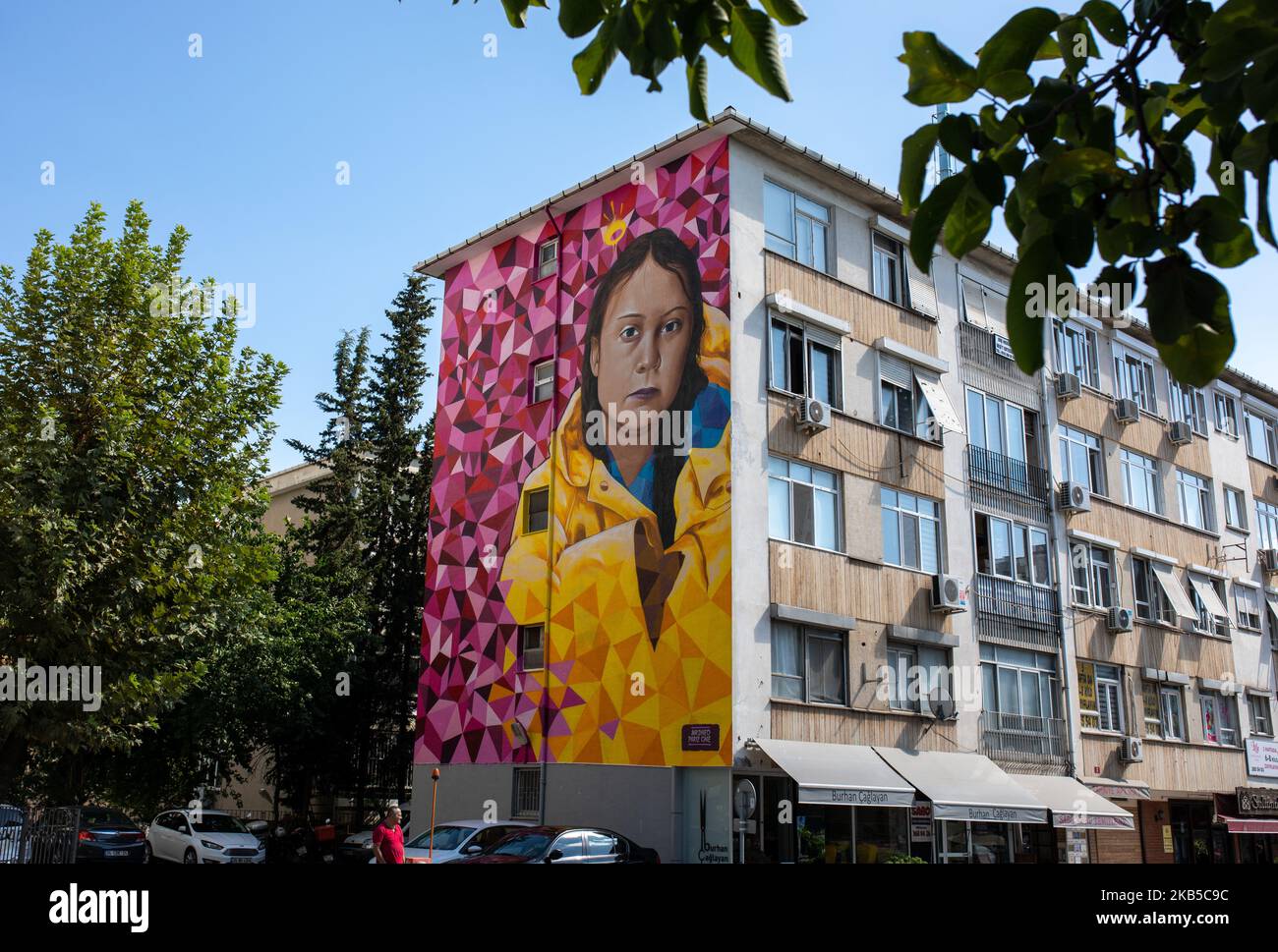 Il ritratto dell'attivista svedese del clima Greta Thunberg è stato dipinto dagli artisti murali portoghesi Dheo e Pariz One su un edificio il 6 settembre 2019 a Istanbul, in Turchia. Thunberg aveva avviato un movimento chiamato ''venerdì per il futuro'' per sottolineare il significato della giustizia climatica e ha ricevuto il sostegno di molti studenti di tutto il mondo, tra cui la Turchia. Ci sono state proteste e scioperi scolastici legati alla giustizia climatica, a seguito degli atti del giovane attivista. Venerdì per la Turchia futura ha condiviso una foto dell'opera con questo messaggio: ''saluti dalle strade di Kadikoy a Gret Foto Stock