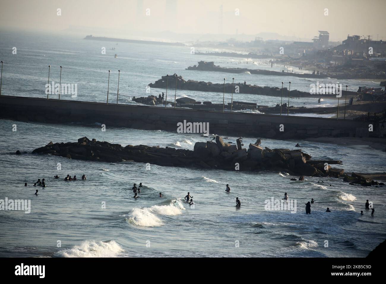 Le persone si raffreddano mentre nuotano nel mare Mediterraneo al largo della costa di Gaza City il 6 settembre 2019. (Foto di Majdi Fathi/NurPhoto) Foto Stock