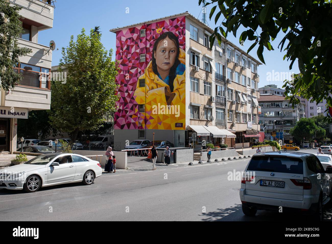 Il ritratto dell'attivista svedese del clima Greta Thunberg è stato dipinto dagli artisti murali portoghesi Dheo e Pariz One su un edificio il 6 settembre 2019 a Istanbul, in Turchia. Thunberg aveva avviato un movimento chiamato ''venerdì per il futuro'' per sottolineare il significato della giustizia climatica e ha ricevuto il sostegno di molti studenti di tutto il mondo, tra cui la Turchia. Ci sono state proteste e scioperi scolastici legati alla giustizia climatica, a seguito degli atti del giovane attivista. Venerdì per la Turchia futura ha condiviso una foto dell'opera con questo messaggio: ''saluti dalle strade di Kadikoy a Gret Foto Stock