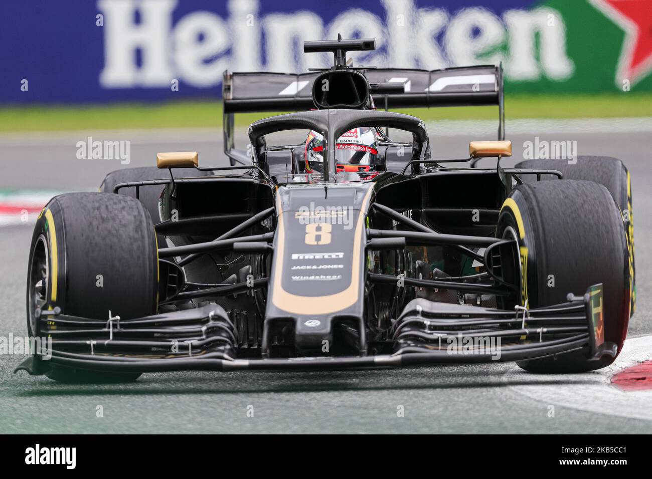 Romain Grosjean alla guida del (8) Rich Energy Haas F1 Team in pista durante le prove di gara per il Gran Premio d'Italia di Formula uno all'Autodromo di Monza il 6 settembre 2019 a Monza. (Foto di Emmanuele Ciancaglini/NurPhoto) Foto Stock