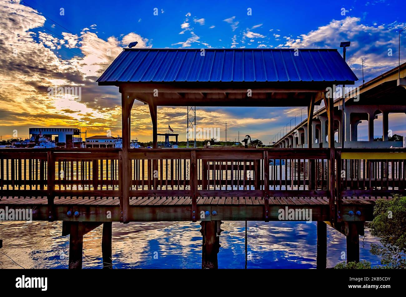 Lighthouse Park dispone di una passeggiata sul lungomare e di un molo di pesca, il 4 ottobre 2022, a Pascagoula, Mississippi. Foto Stock
