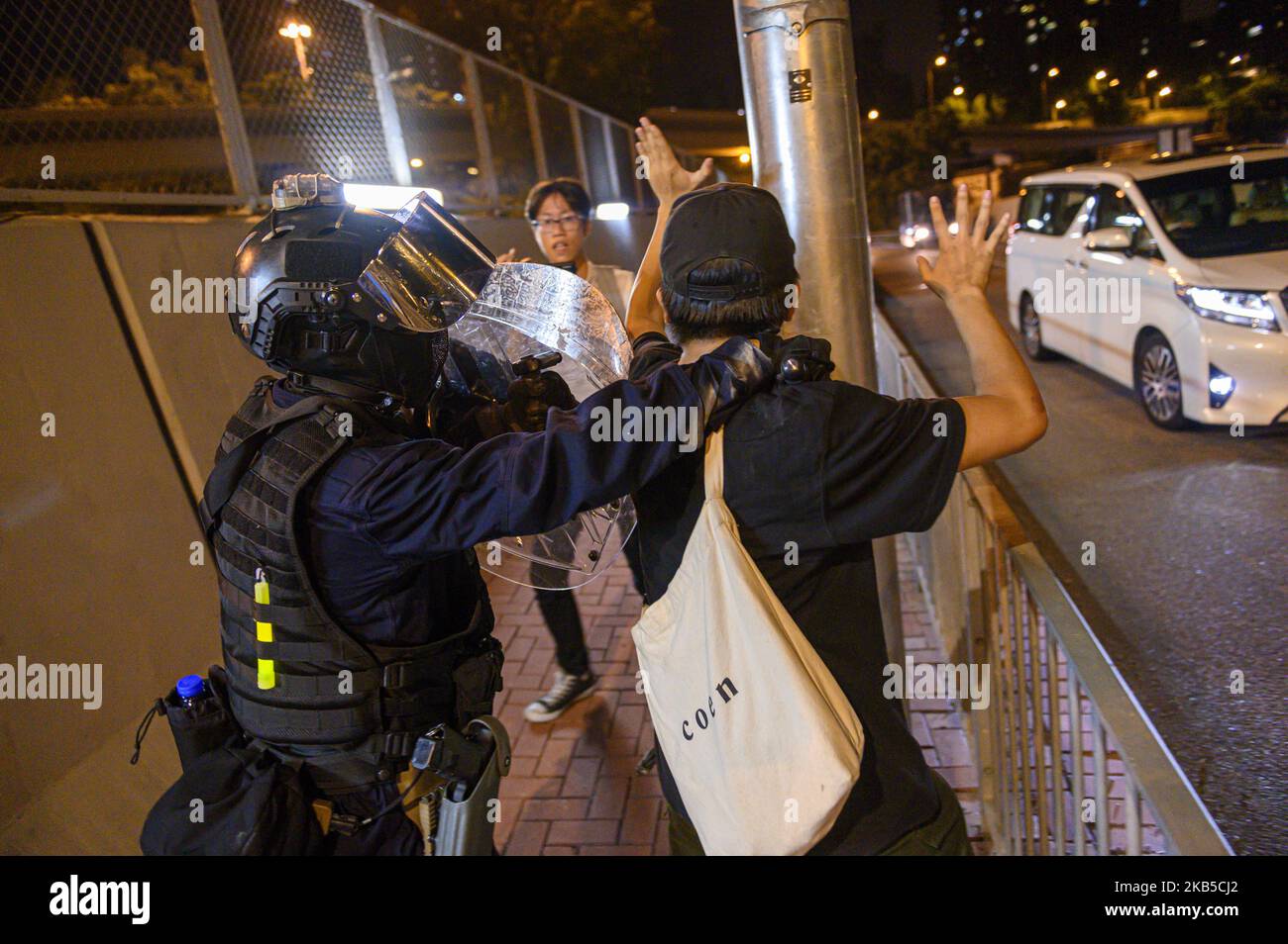 Un poliziotto di Riot è visto arrestare un manifestante a Hong Kong il 6 settembre 2019, migliaia di persone circondano la stazione di polizia di Mong Kok per protestare — il manifestante di Pro-democrazia sta prendendo per le strade per il mese di passaggio per protestare — la polizia ha sparato gas lacrimogeni per disperdere il manifestante — Il protester ha messo fuoco alle barricate nelle strade. (Foto di Vernon Yuen/NurPhoto) Foto Stock