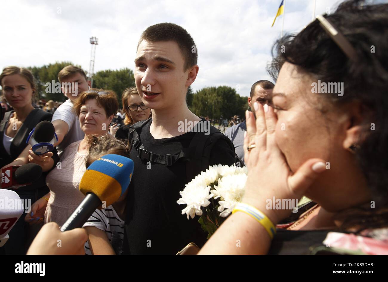 Il velista ucraino Vyacheslav Zinchenko , comandante-Signalman (C) che è stato incarcerato in Russia, parla ai giornalisti, come reagisce il suo parente (R), all'arrivo durante una cerimonia di benvenuto dopo lo scambio dei prigionieri Russia-Ucraina, all'aeroporto internazionale di Borispil vicino Kiev, Ucraina, il 07 settembre 2019 (Foto di Str/NurPhoto) Foto Stock