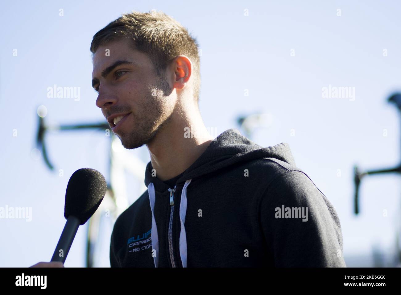 Jake Scott (GBR) del Team SwiftCarbon Pro Cycling parla ai media in vista della fase 2 dell'OVO Energy Tour 16th della Gran Bretagna, il palcoscenico dura 165,9km m con un'altitudine di 1380 metri e inizia e termina a Kelso il 8 settembre 2019 a Kelso, Scottish Borders, UK. (Foto di Ewan Bootman/NurPhoto) Foto Stock