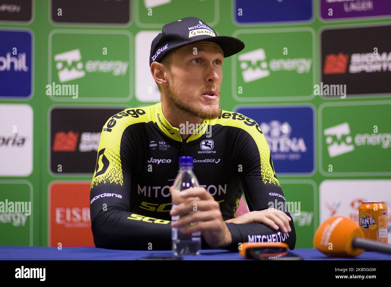 Il vincitore del palco Matteo Trentin (ITA) del Team Mitchelton Scott parla ai media dopo la fase 2 dell'OVO Energy Tour 16th della Gran Bretagna, il palcoscenico dura 165,9km con un'altitudine di 1380 metri e inizia e termina a Kelso il 8 settembre 2019 a Kelso, Scottish Borders, UK. (Foto di Ewan Bootman/NurPhoto) Foto Stock
