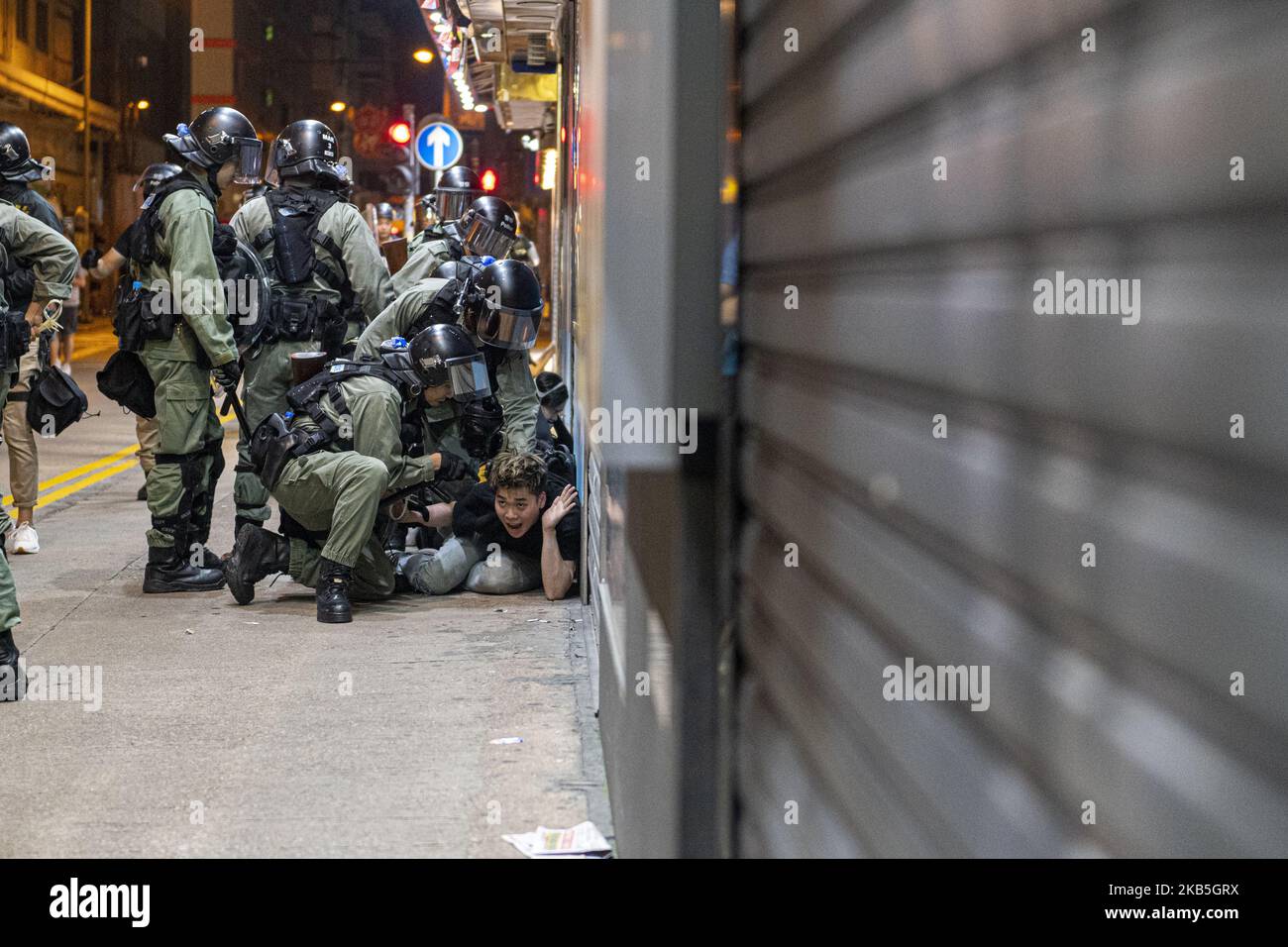 Riot Police are seen arresting a Protester in Hong Kong on September 8, 2019, Protester march from Charter Garden to the US Consulate in Hong Kong calling for support. (Photo by Vernon Yuen/NurPhoto) Foto Stock