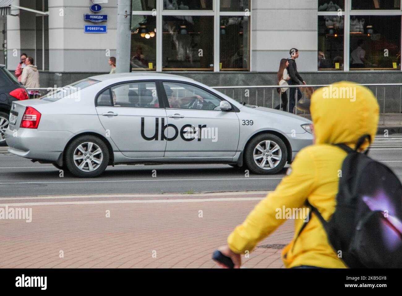 Conducente Uber alla guida di un Uber Russia (joint venture con Yandex taxi) logo auto è visto a Kaliningrad, Russia il 7th, 2019 settembre (Foto di Michal Fludra/NurPhoto) Foto Stock