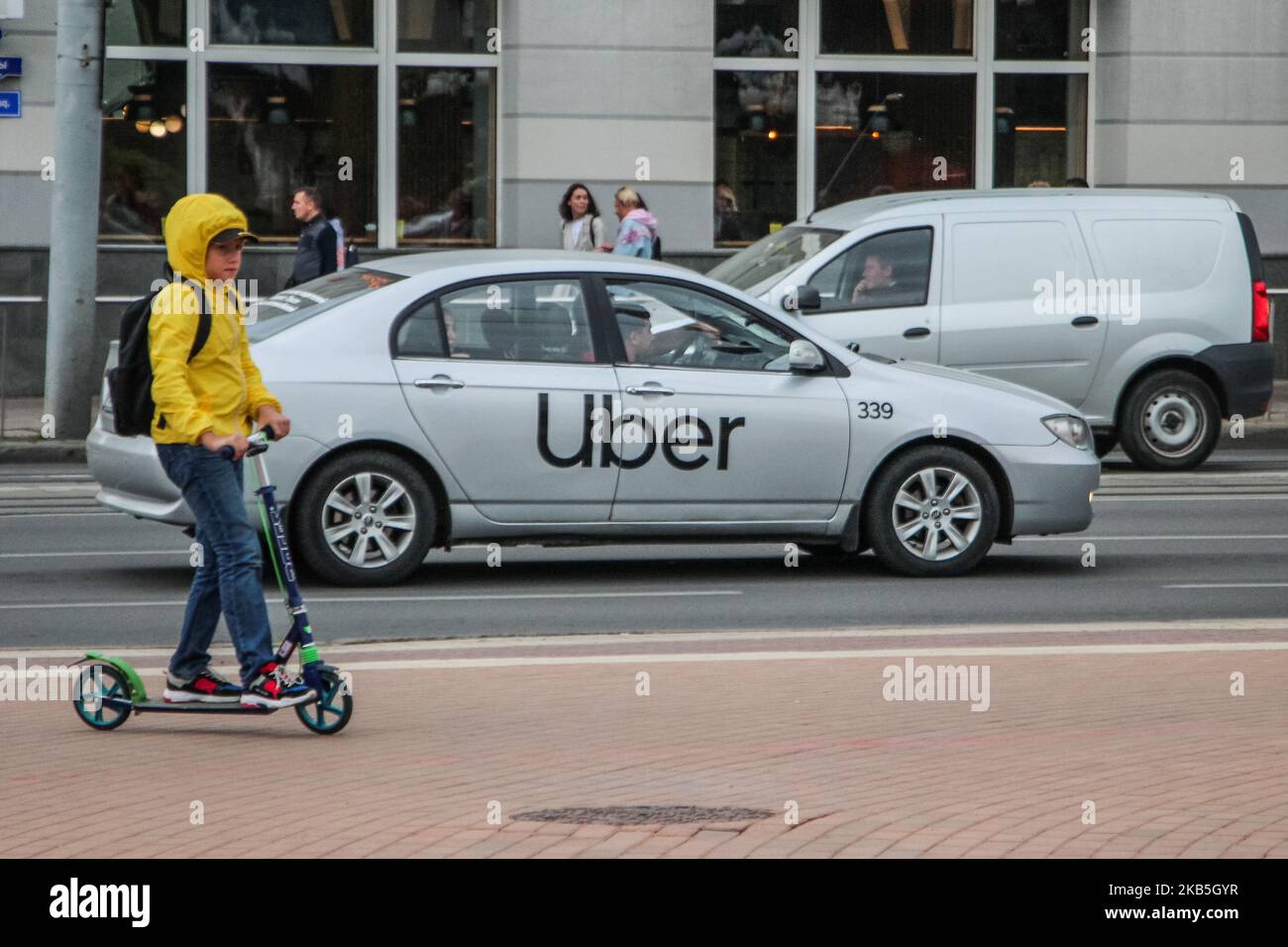 Conducente Uber alla guida di un Uber Russia (joint venture con Yandex taxi) logo auto è visto a Kaliningrad, Russia il 7th, 2019 settembre (Foto di Michal Fludra/NurPhoto) Foto Stock