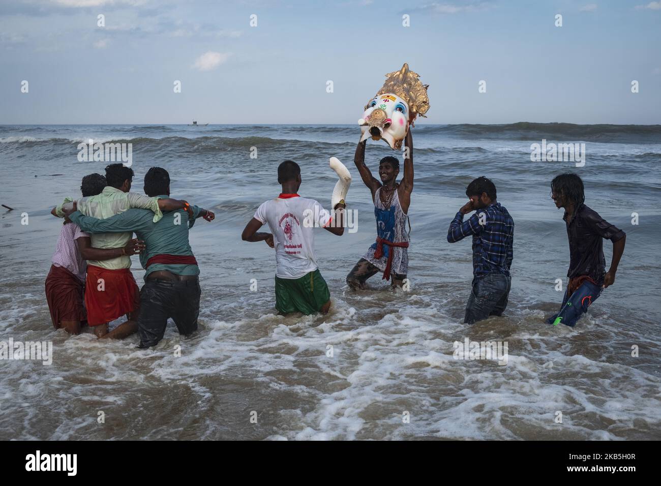 Un ultimo dono di Dio. Un uomo che tiene la testa dell'idolo di Ganesh dopo che è stato immerso in 8th settembre 2019 alla spiaggia di Pattinapakkam, Chennai. (Foto di Dipayan Bose/NurPhoto) Foto Stock